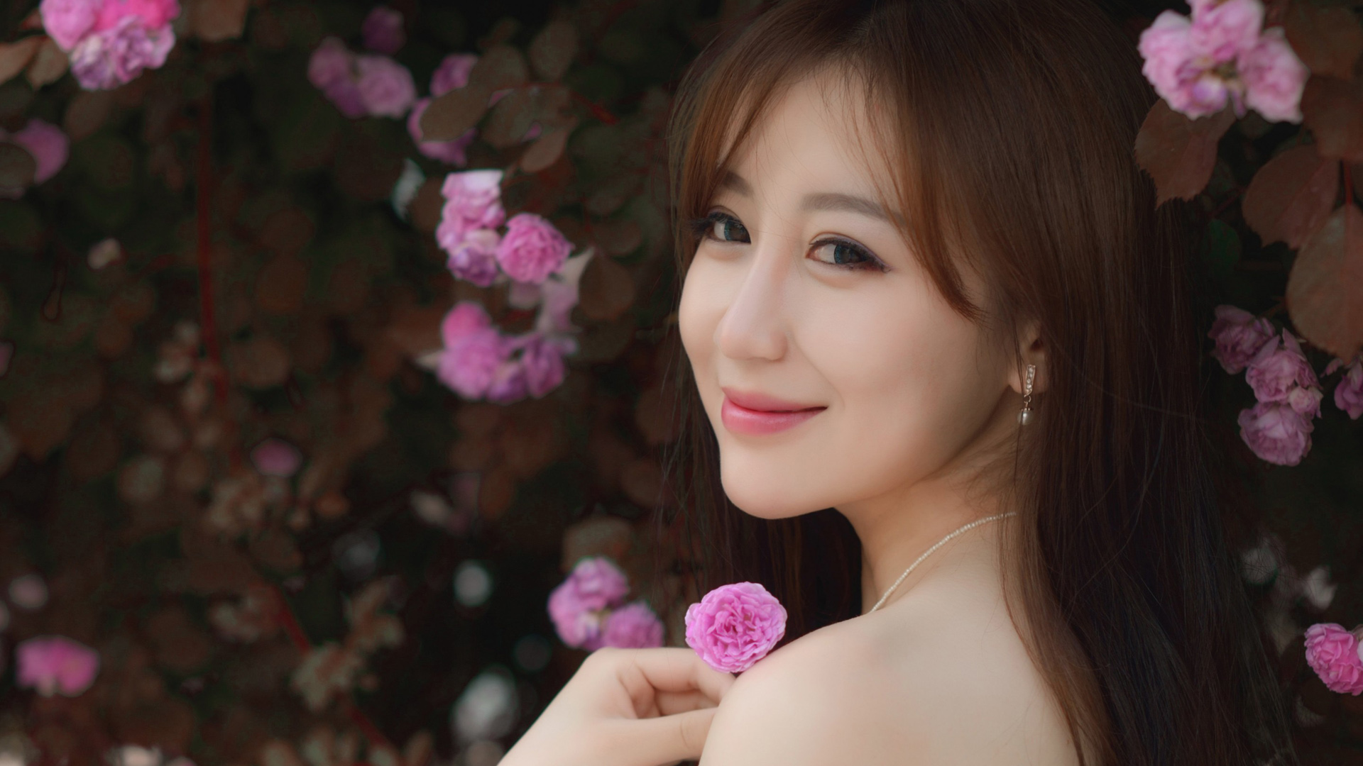 莞尔一笑美女壁纸，气质出众，免费下载电脑桌面背景