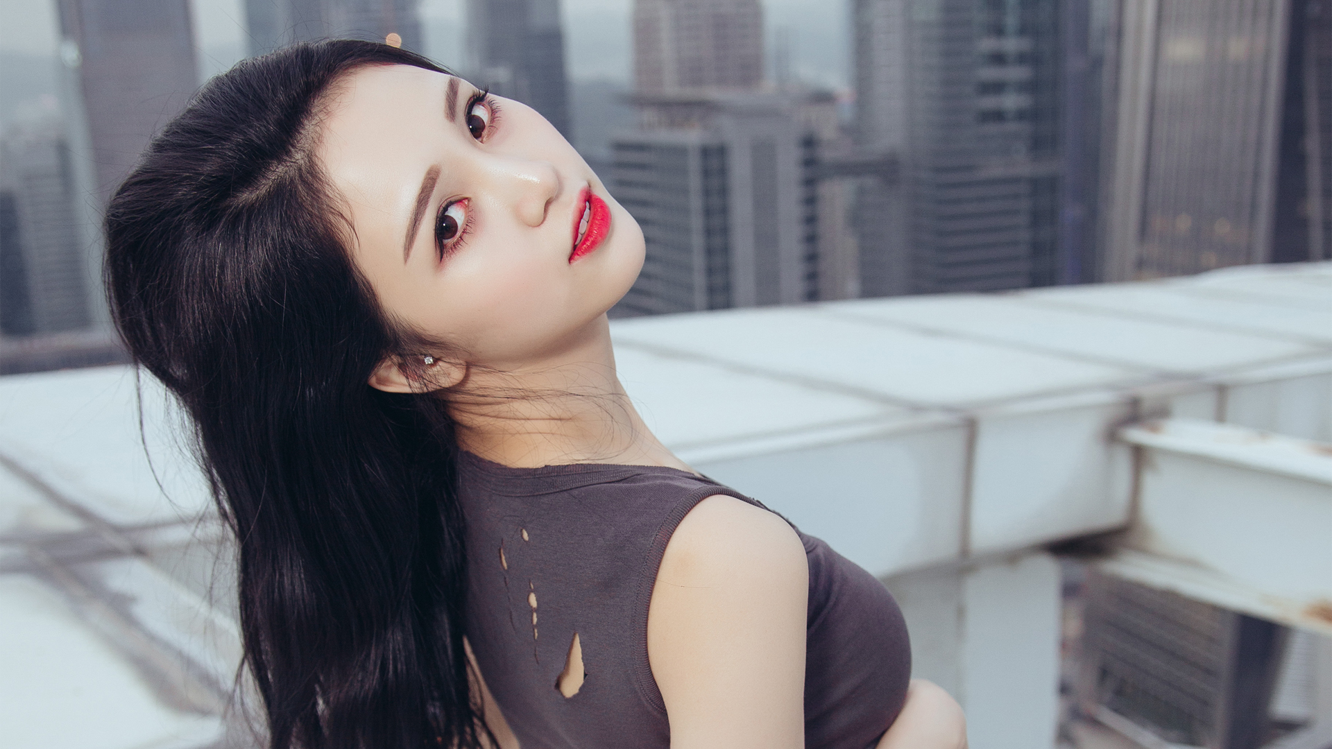 李倩倩 长发美女惊艳回眸，侧颜桌面壁纸，免费高清下载！