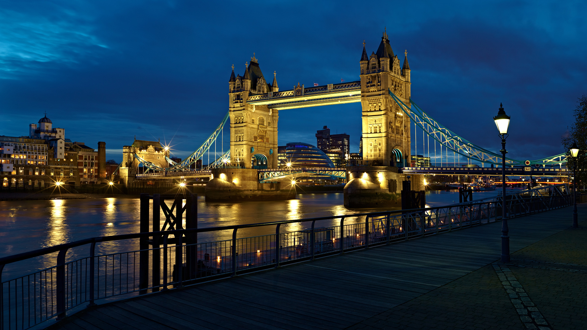 英国伦敦夜景，泰晤士河畔的灯光璀璨，塔桥美景壁纸免费下载