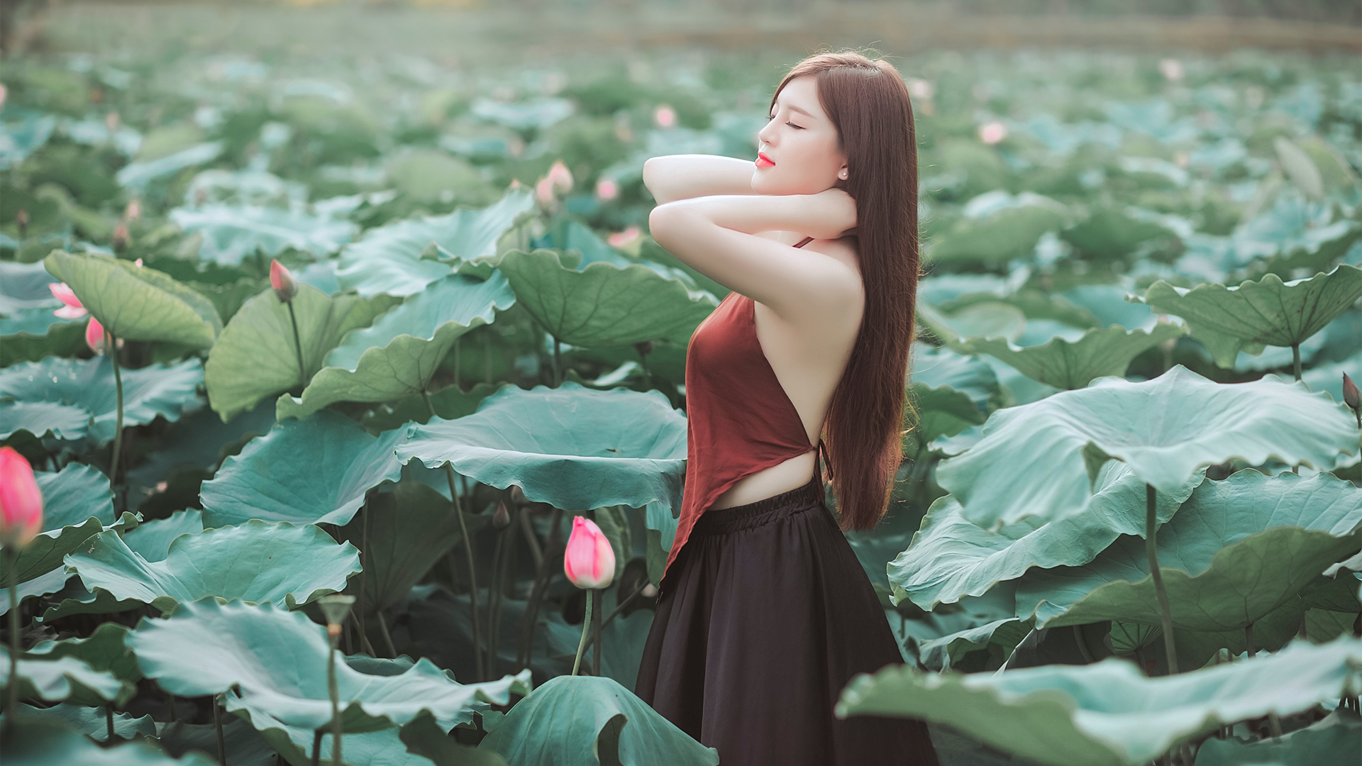 荷花塘闭眼美女壁纸，长发肚兜，唯美免费下载