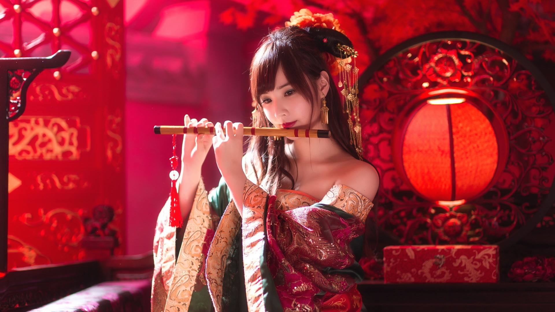 古典美女吹笛子，古装美女，服饰，头饰，笛子，房间，红色，唯美古风美女桌面壁纸