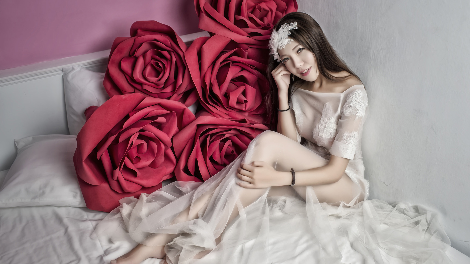 新娘婚纱写真，纯白裙摆，玫瑰香床，高清壁纸免费下载