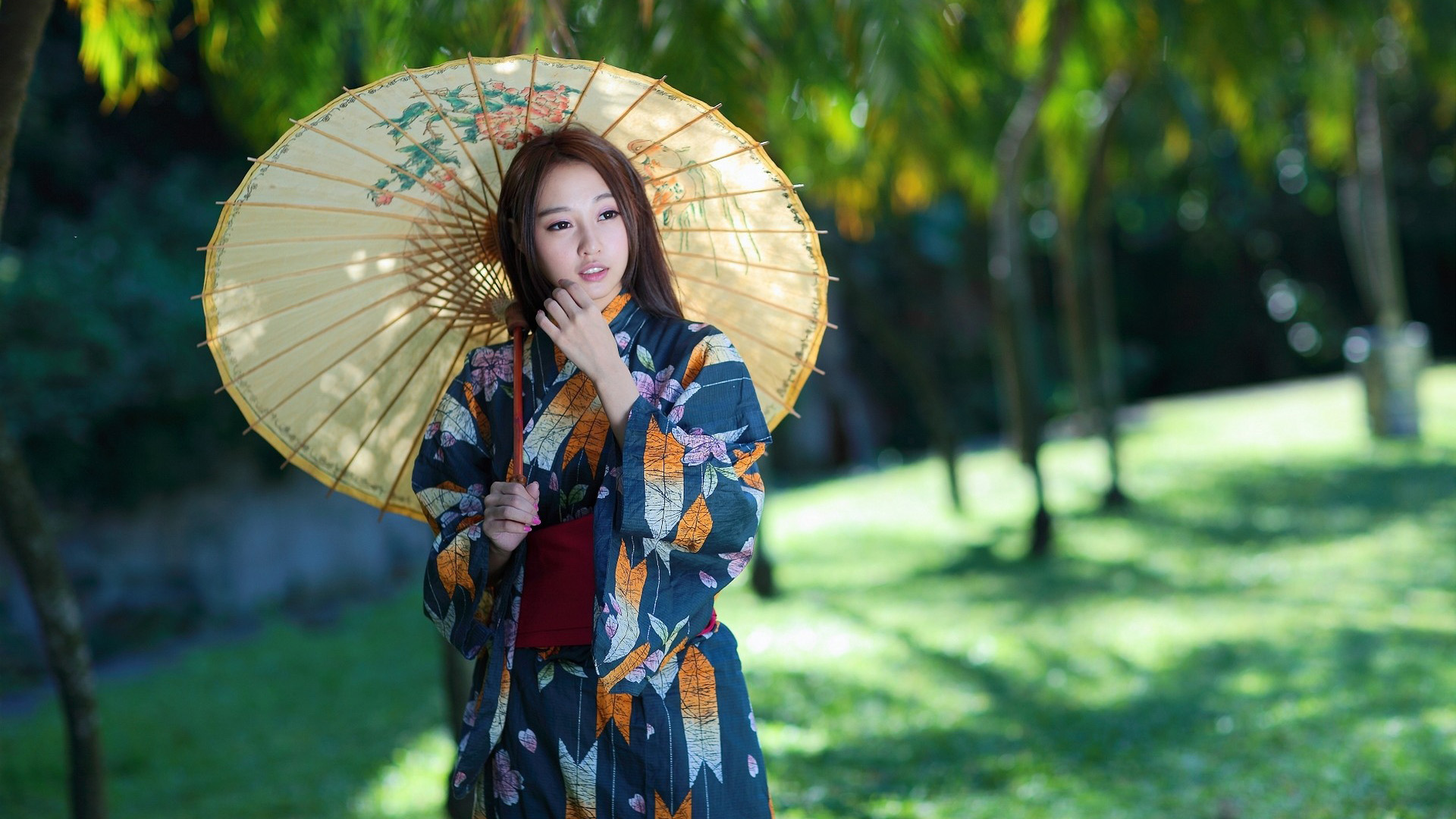 日本和服美女，美丽雨伞下的优雅画面，免费电脑壁纸下载