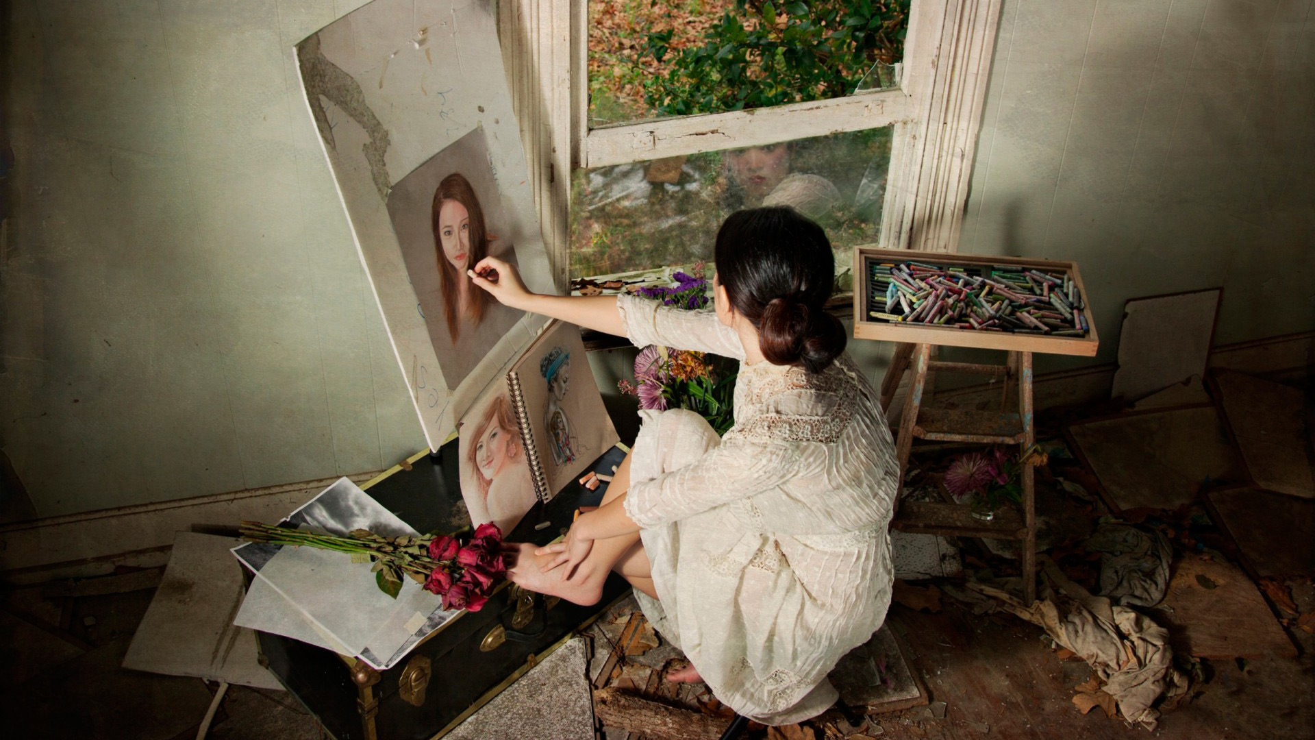 女孩绘画之美，安静房间中的粉笔艺术家，免费下载人物壁纸