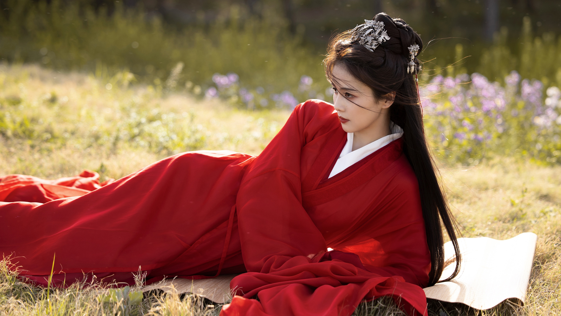 红色古风美女白鹿，户外侧躺绝美壁纸，免费下载畅享电脑新风貌