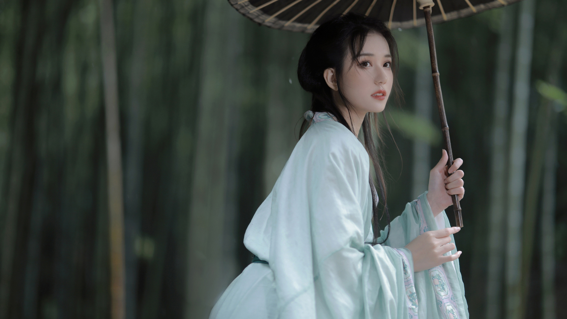 唯美古装美女，仙气飘飘的油伞壁纸，免费下载电脑桌面美图