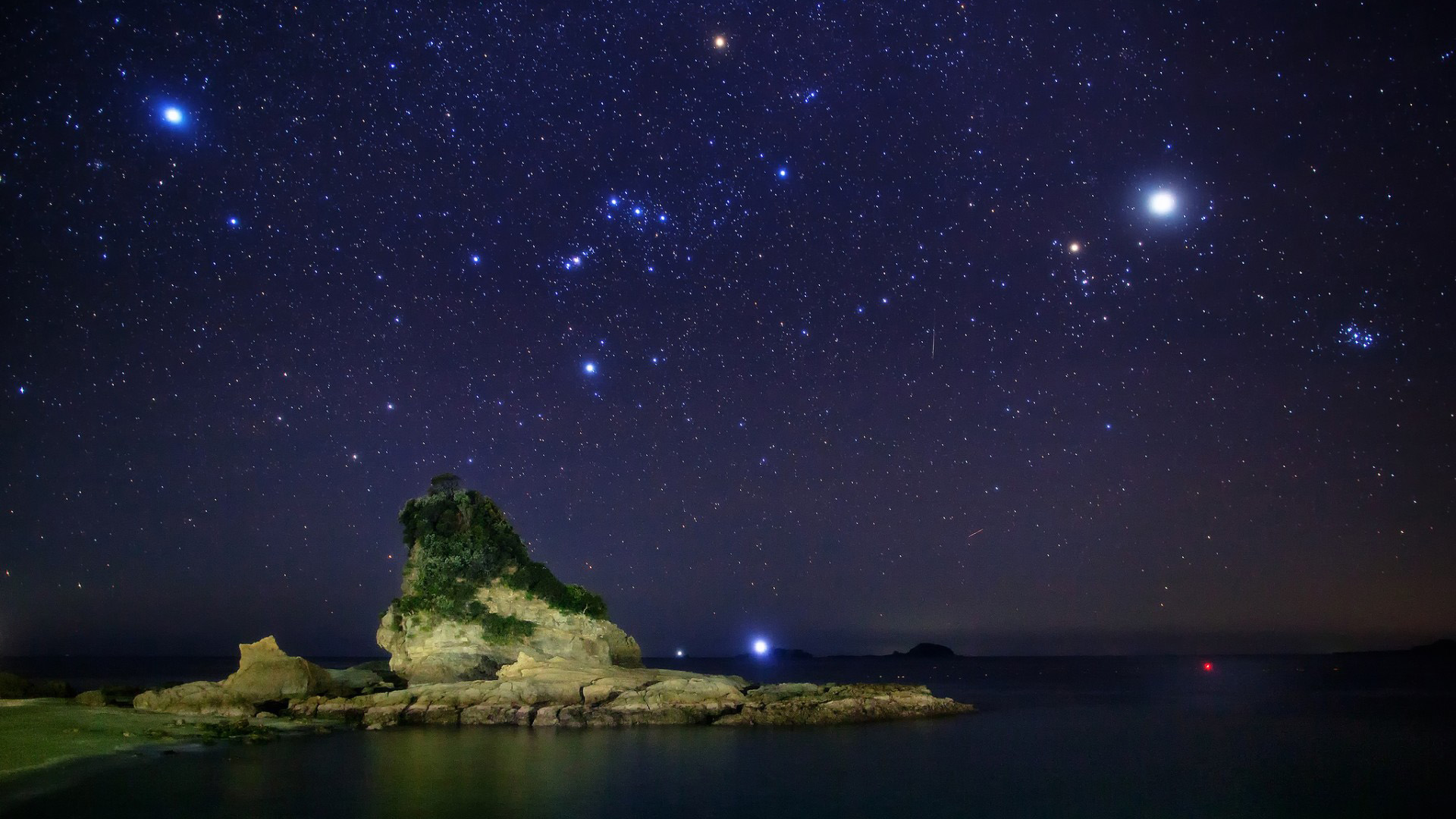 晚上星空璀璨，绝美海上夜景壁纸，免费电脑背景图下载