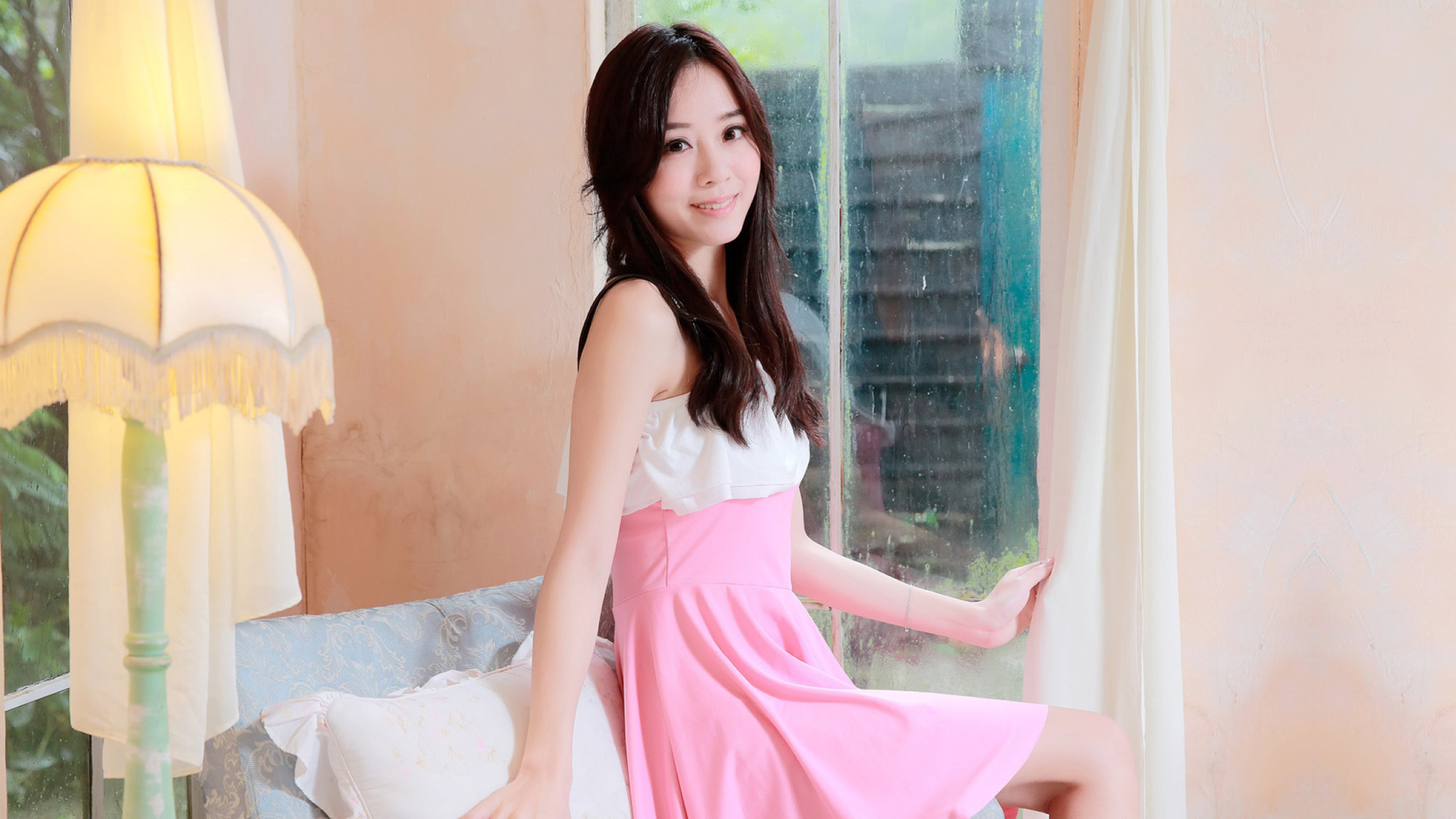 清纯邻家女孩写真，粉裙甜美居家风，免费美女壁纸下载