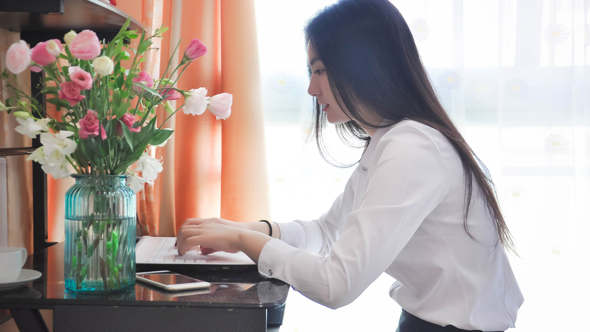 美女白领上班桌面壁纸