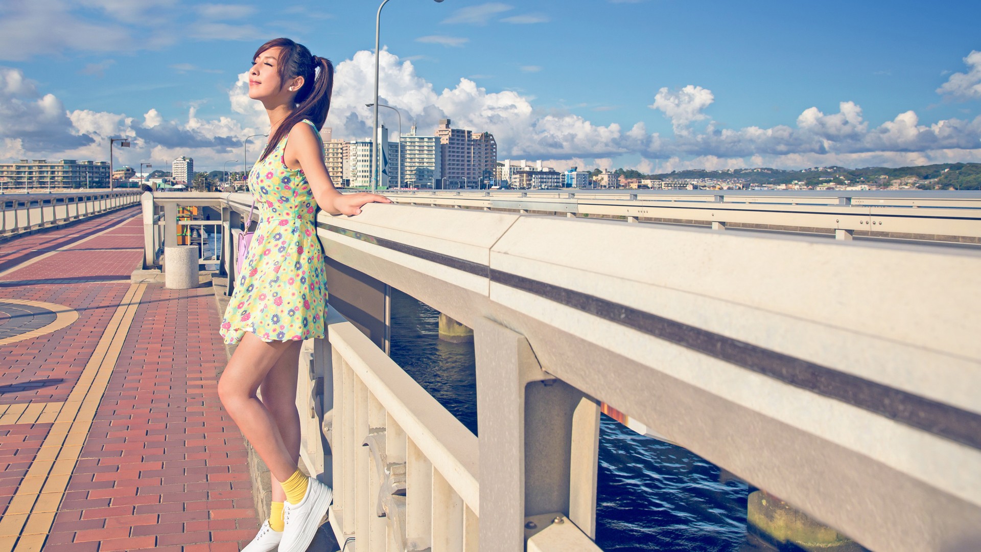 夏日阳光下的城市，女孩连衣裙倩影，可爱美女壁纸免费下载！