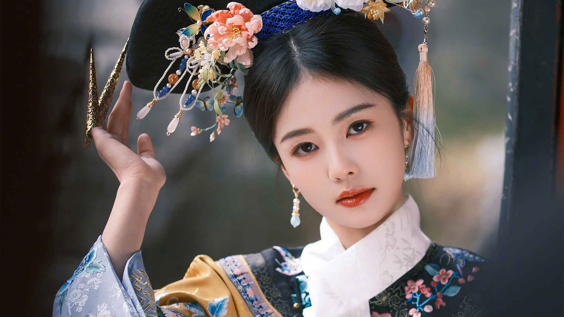 白鹿宫装美女，绝美壁纸免费下载，装点你的电脑桌面