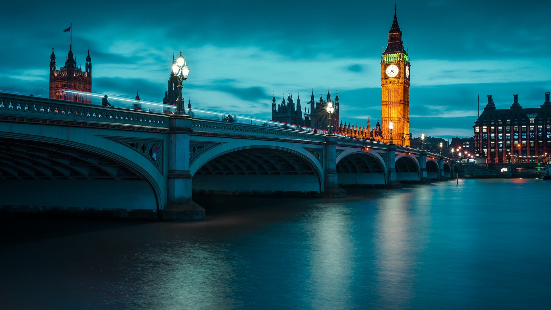 英国伦敦泰晤士河畔夜景，桥梁璀璨，免费高清壁纸下载
