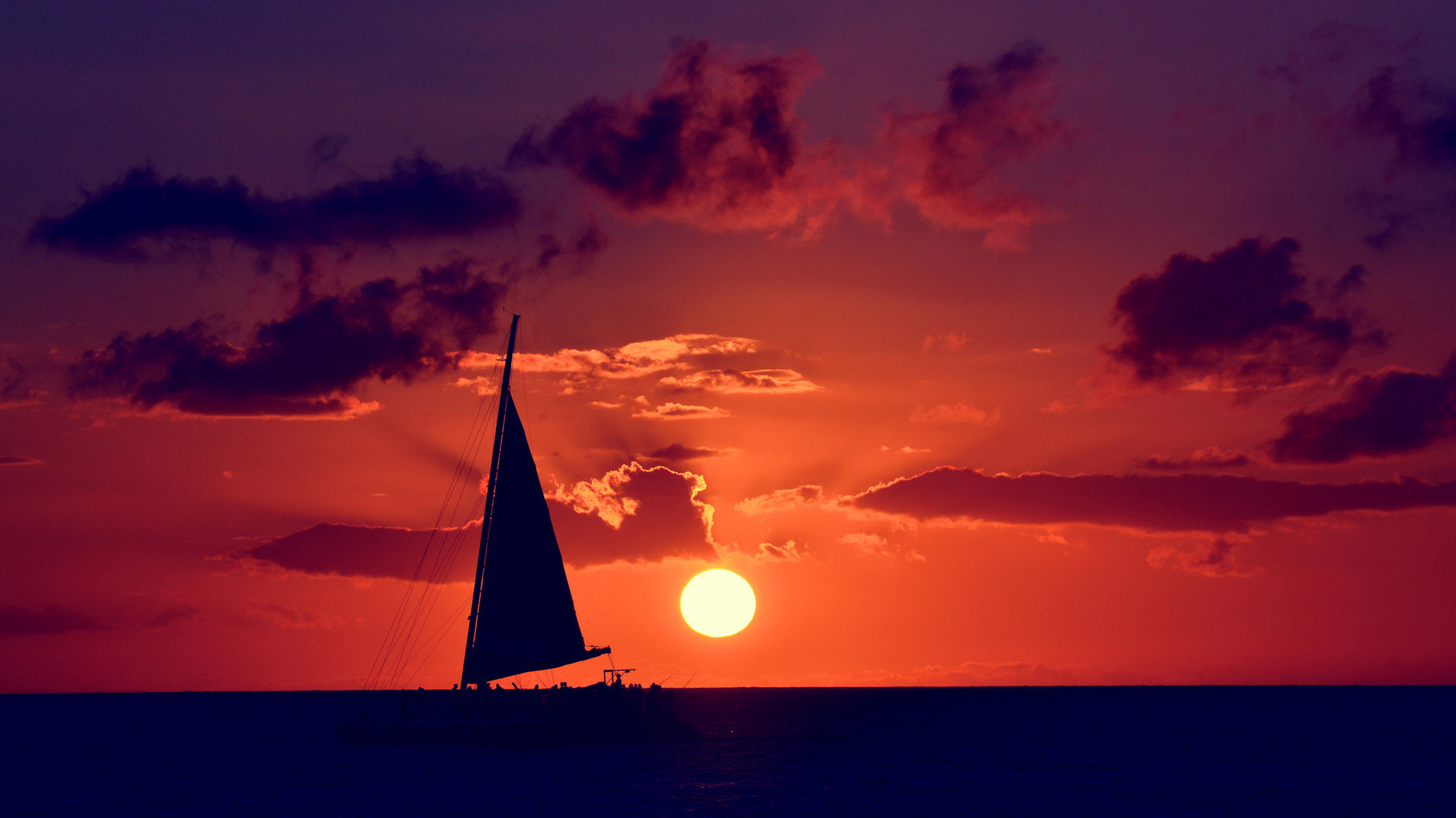夕阳映海，帆船轻舞，绝美风景壁纸，免费下载装点你的电脑桌面