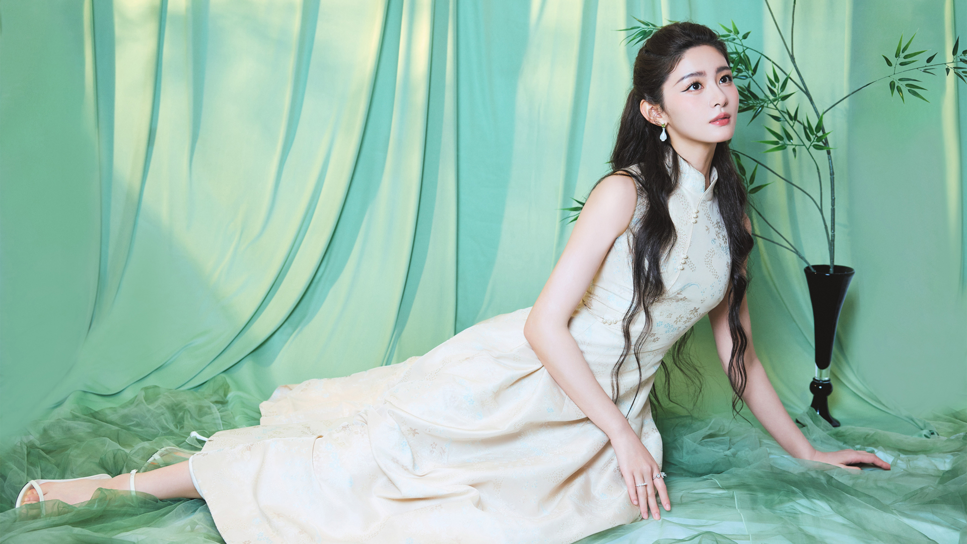 清新白长裙美女赵晴高清桌面壁纸，免费电脑壁纸下载