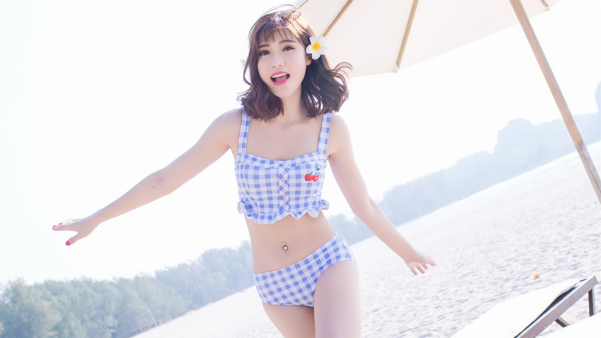免费下载可爱小花比基尼美女高清壁纸，精选身材好美女桌面背景图片