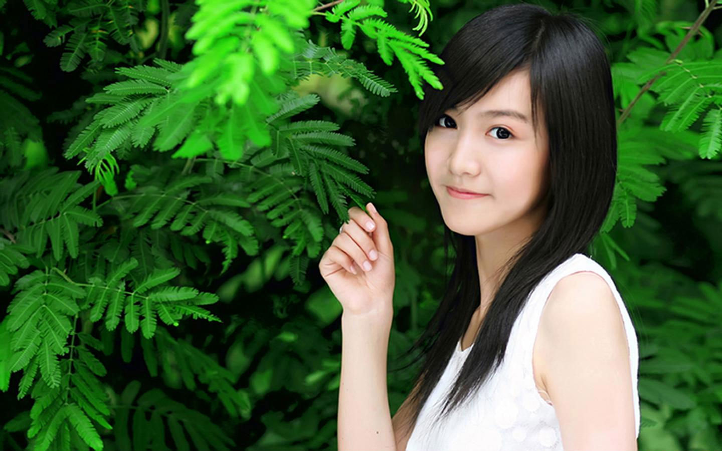 绿色背景美女壁纸，高清电脑壁纸免费下载