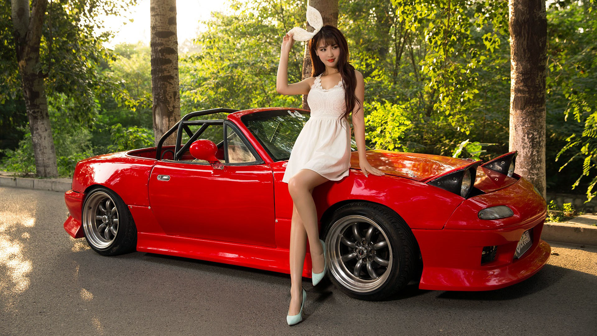 马自达MX5轿车，性感车模与纤细美女壁纸，免费电脑壁纸下载