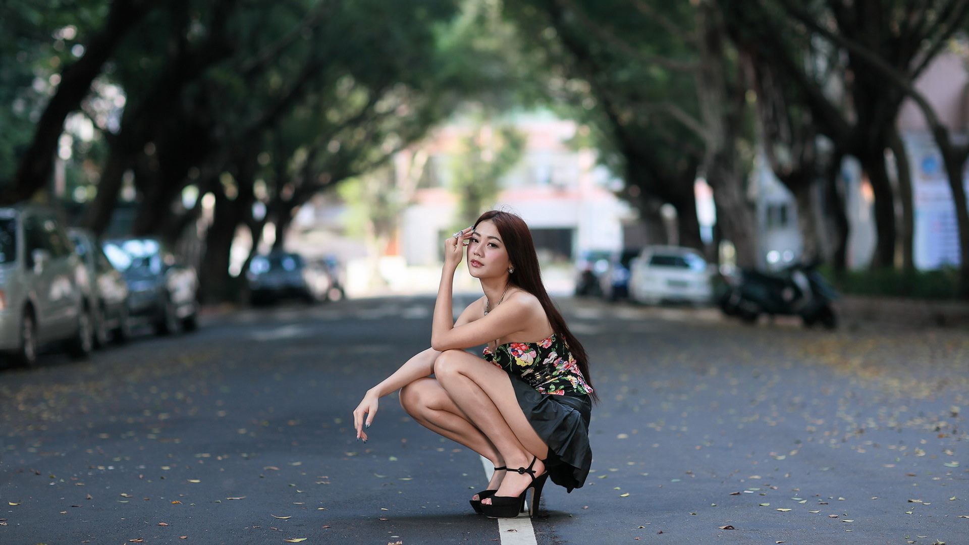 街道美景，优雅美女蹲着，姿态迷人，树叶点缀，免费壁纸下载