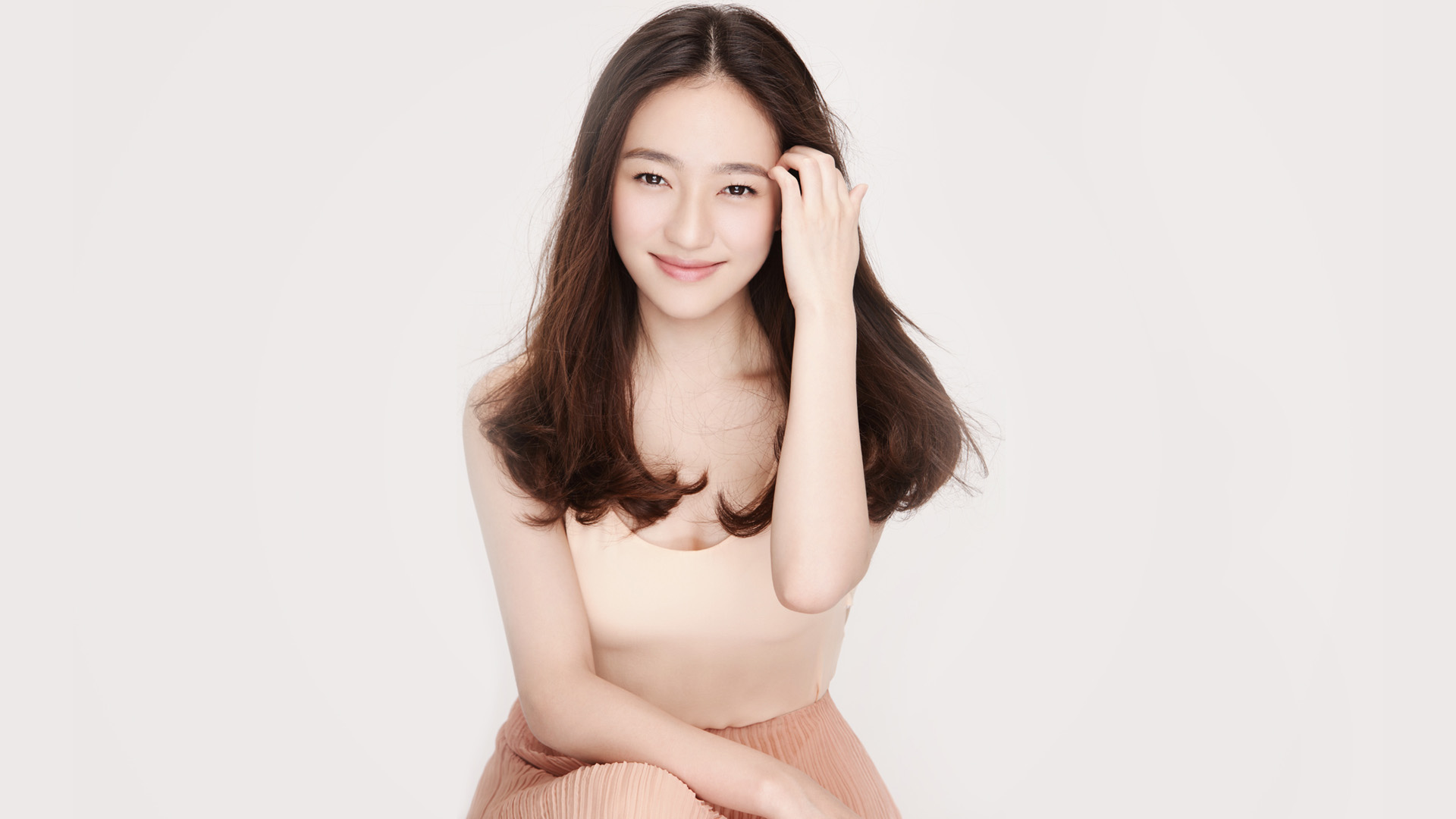 焦俊艳清纯笑容美女壁纸，免费电脑壁纸高清下载