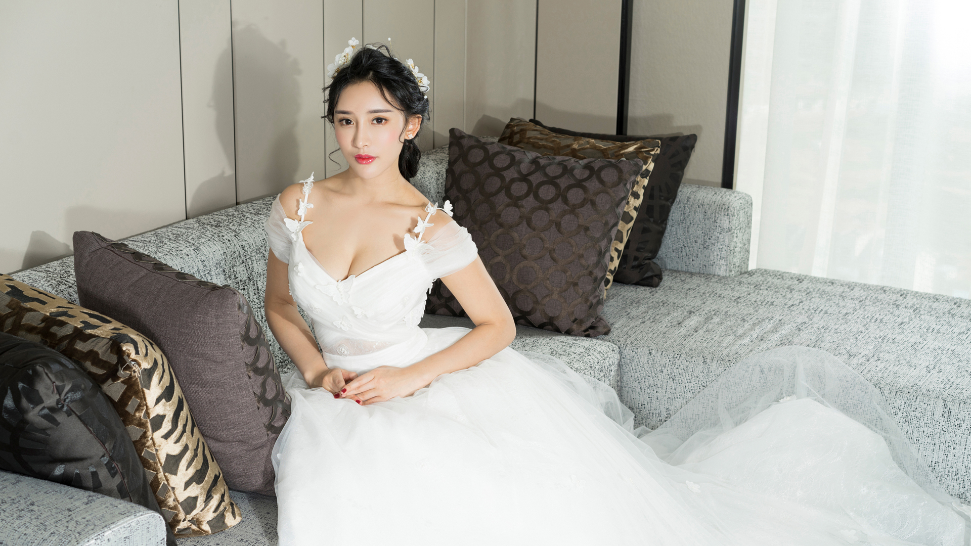 小西白纱写真壁纸，美女高清电脑桌面背景免费下载