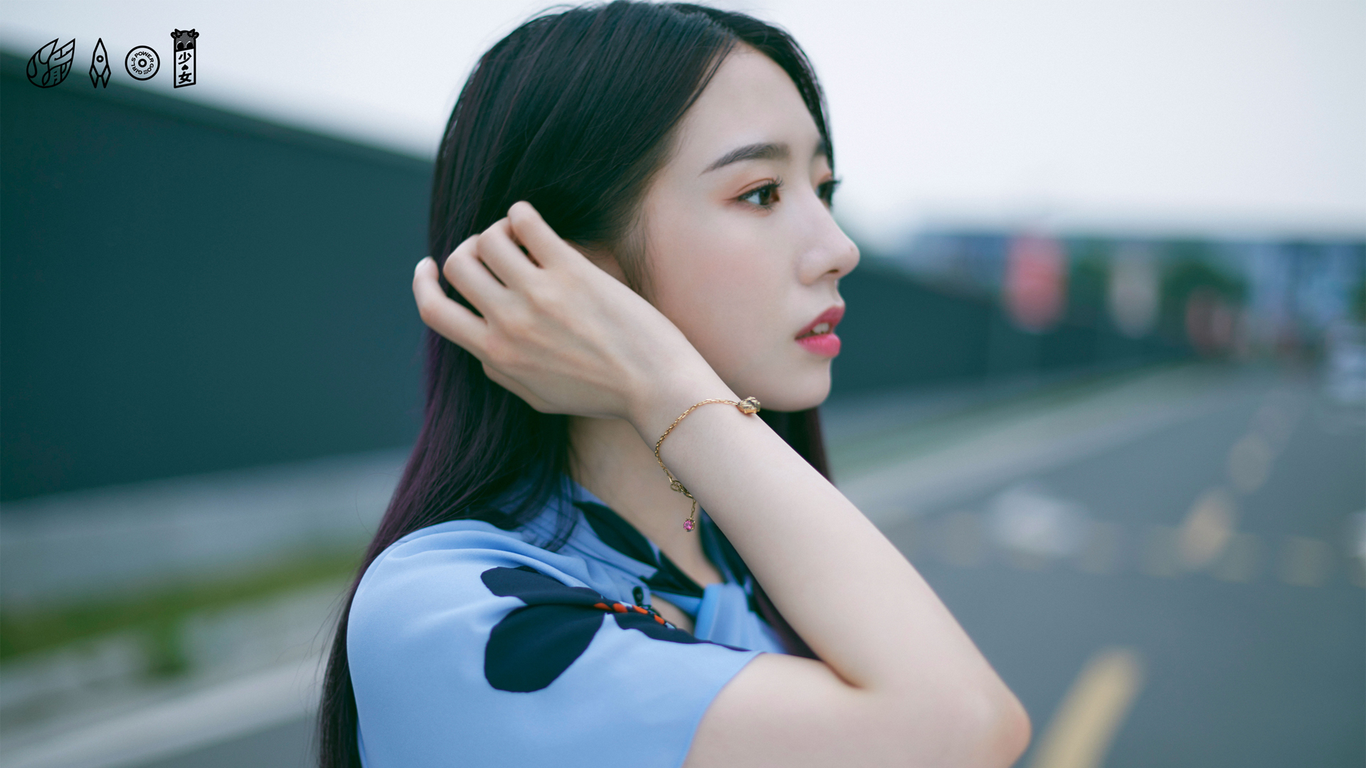 孟美岐侧脸写真壁纸