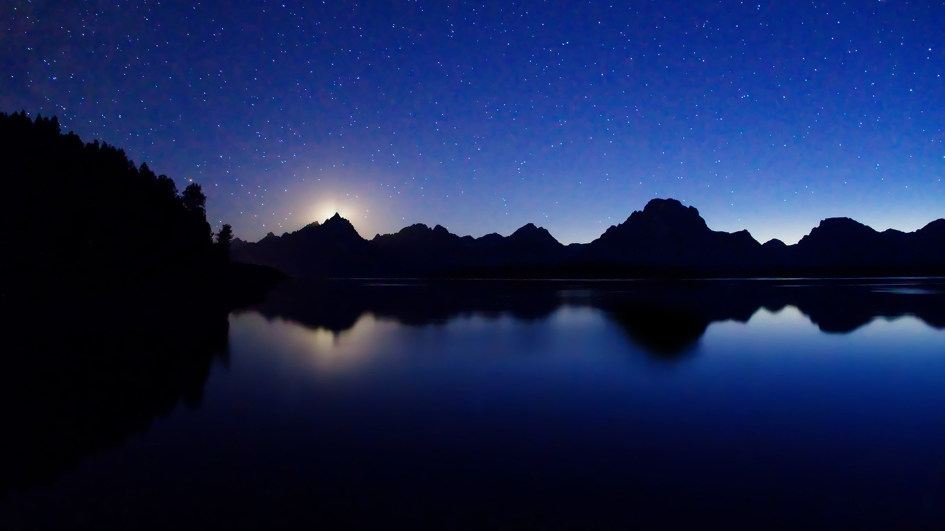 夜晚杰克逊湖畔星光山景，宽屏风景桌面壁纸，免费下载