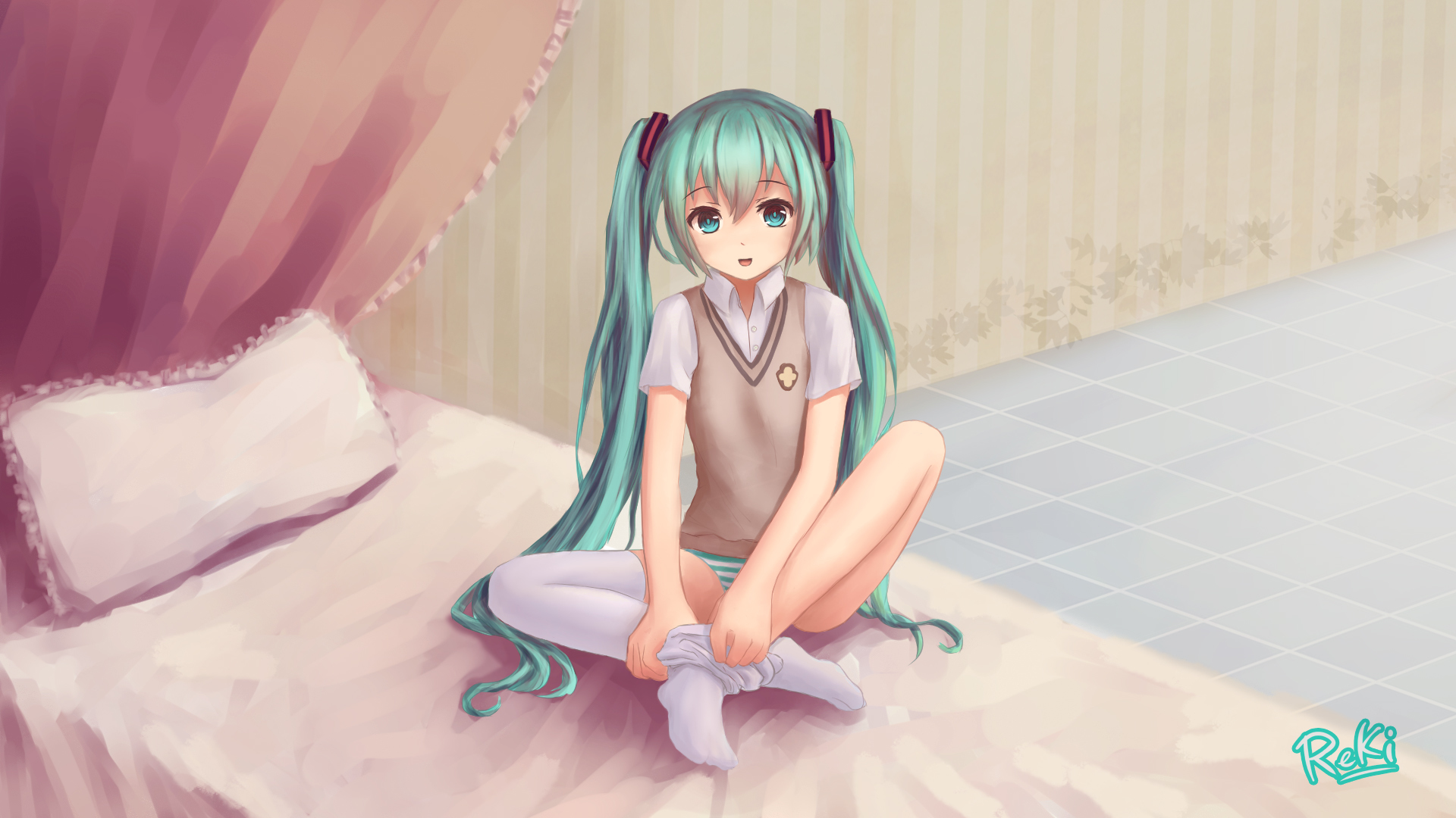女孩与初音未来共舞，喜悦心情满溢！免费下载动漫壁纸，点亮你的电脑桌面