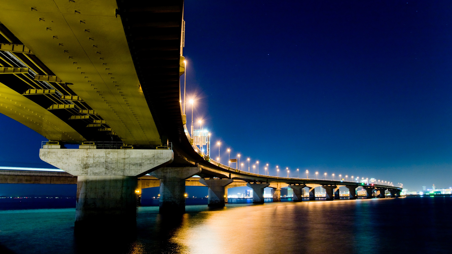 美丽的大桥夜景桌面壁纸