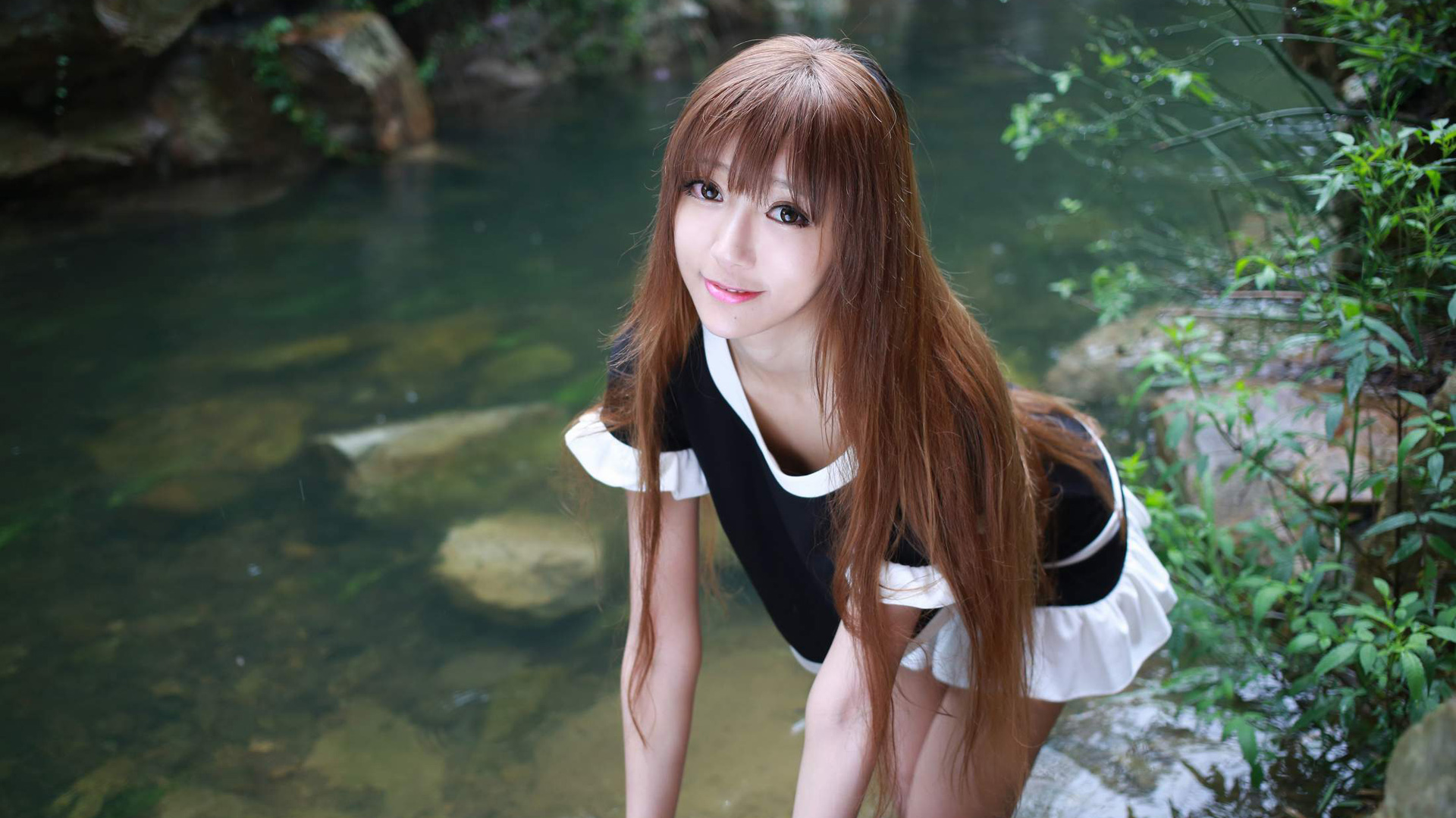 长发美女王馨瑶yanni，小溪边风景壁纸，免费电脑壁纸下载
