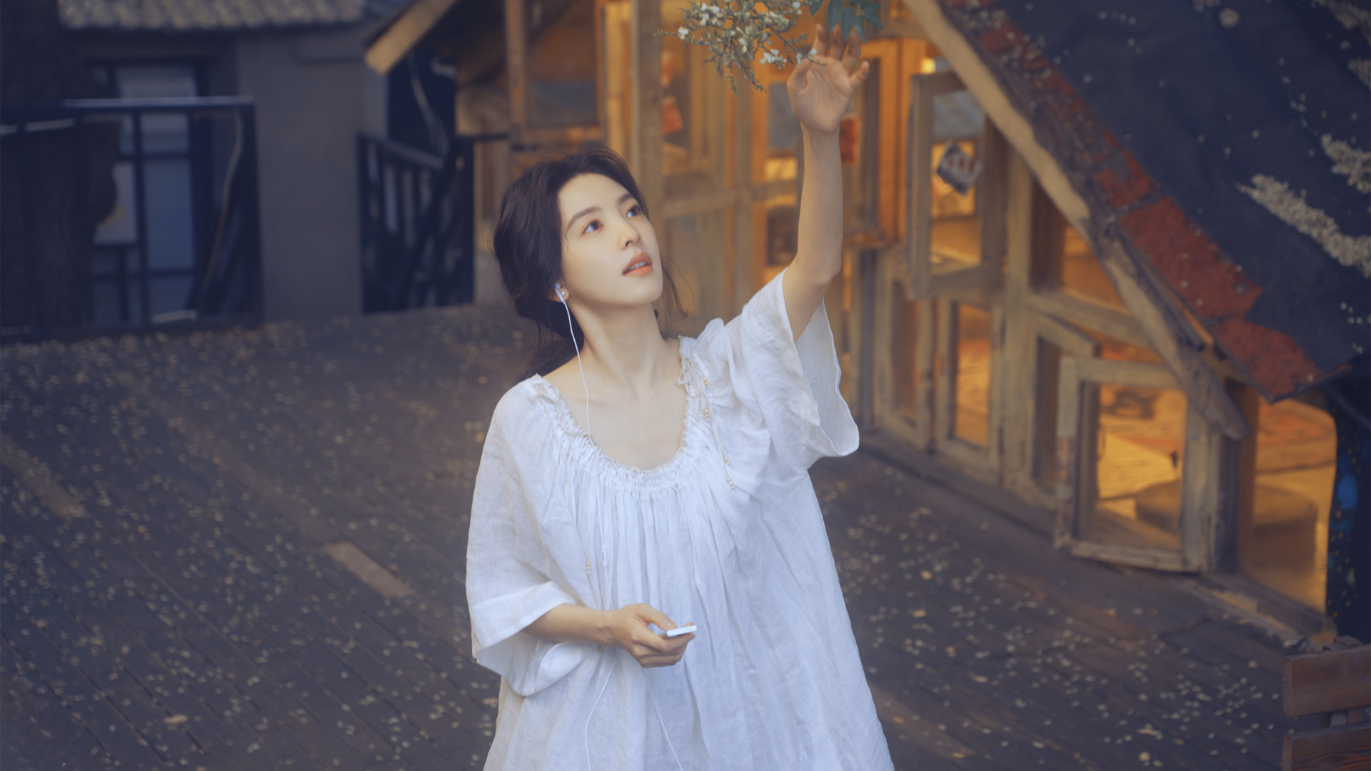章若楠清新白色裙装美女壁纸，免费电脑壁纸下载