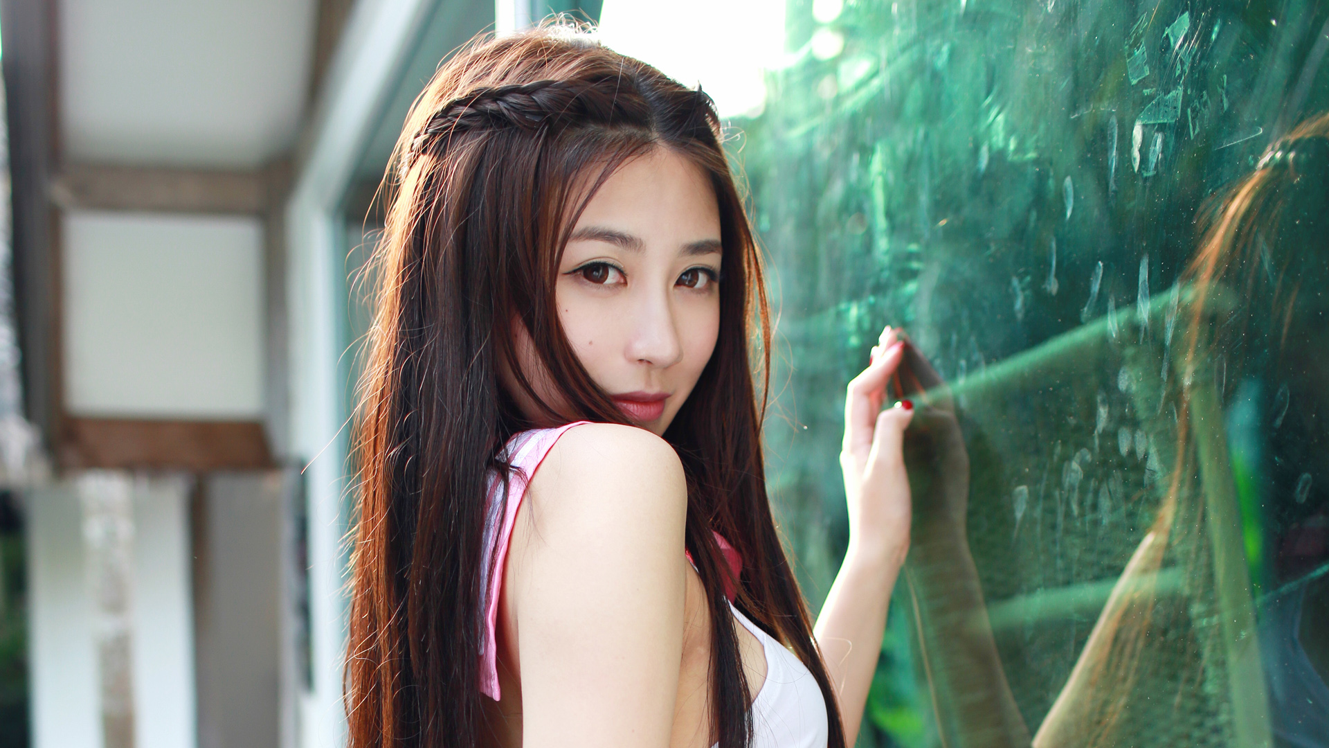 免费下载Sabrina漂亮长发美女电脑壁纸，高清美图任你选