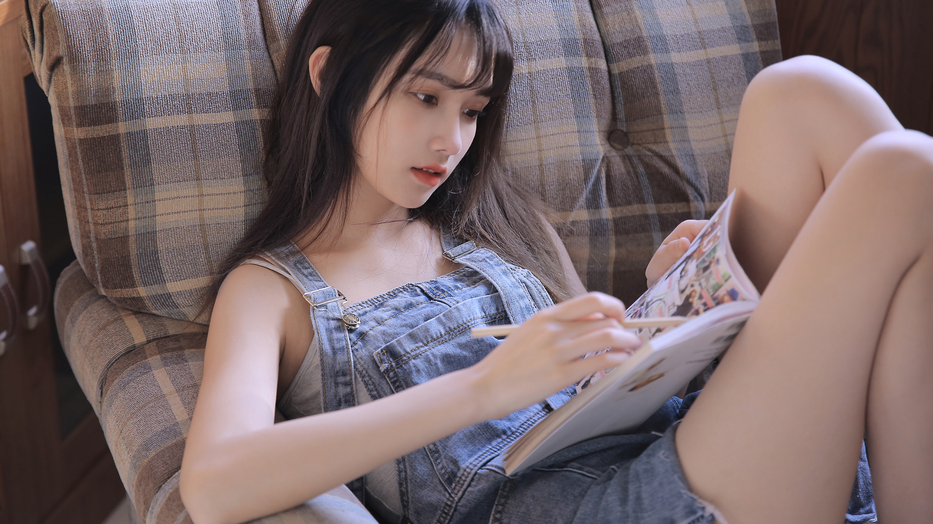 宋昕冉美腿吸睛，精选背带牛仔裤美女壁纸，免费下载电脑桌面背景