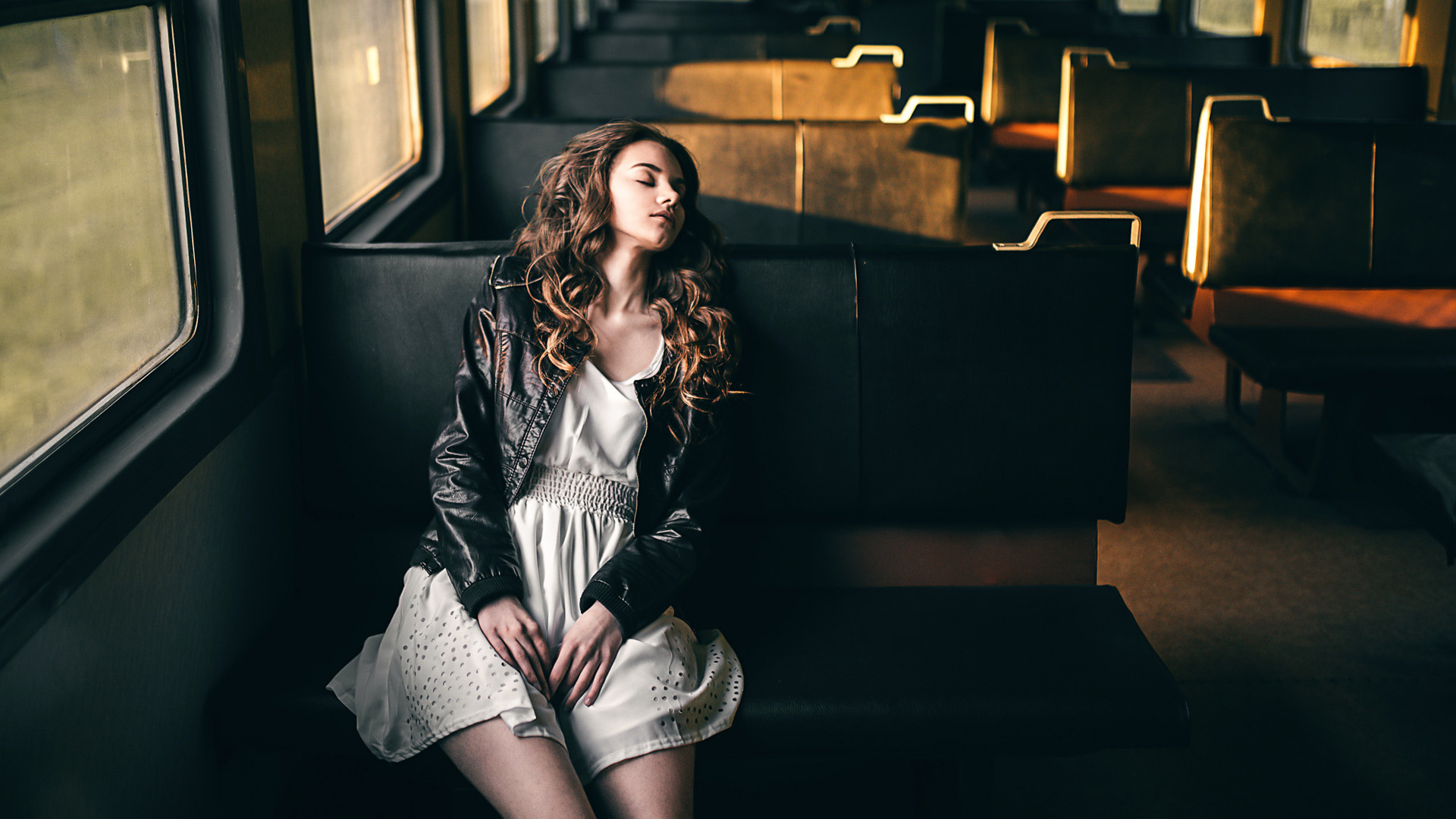 女孩车厢酣眠至黎明，唯美早晨壁纸免费下载