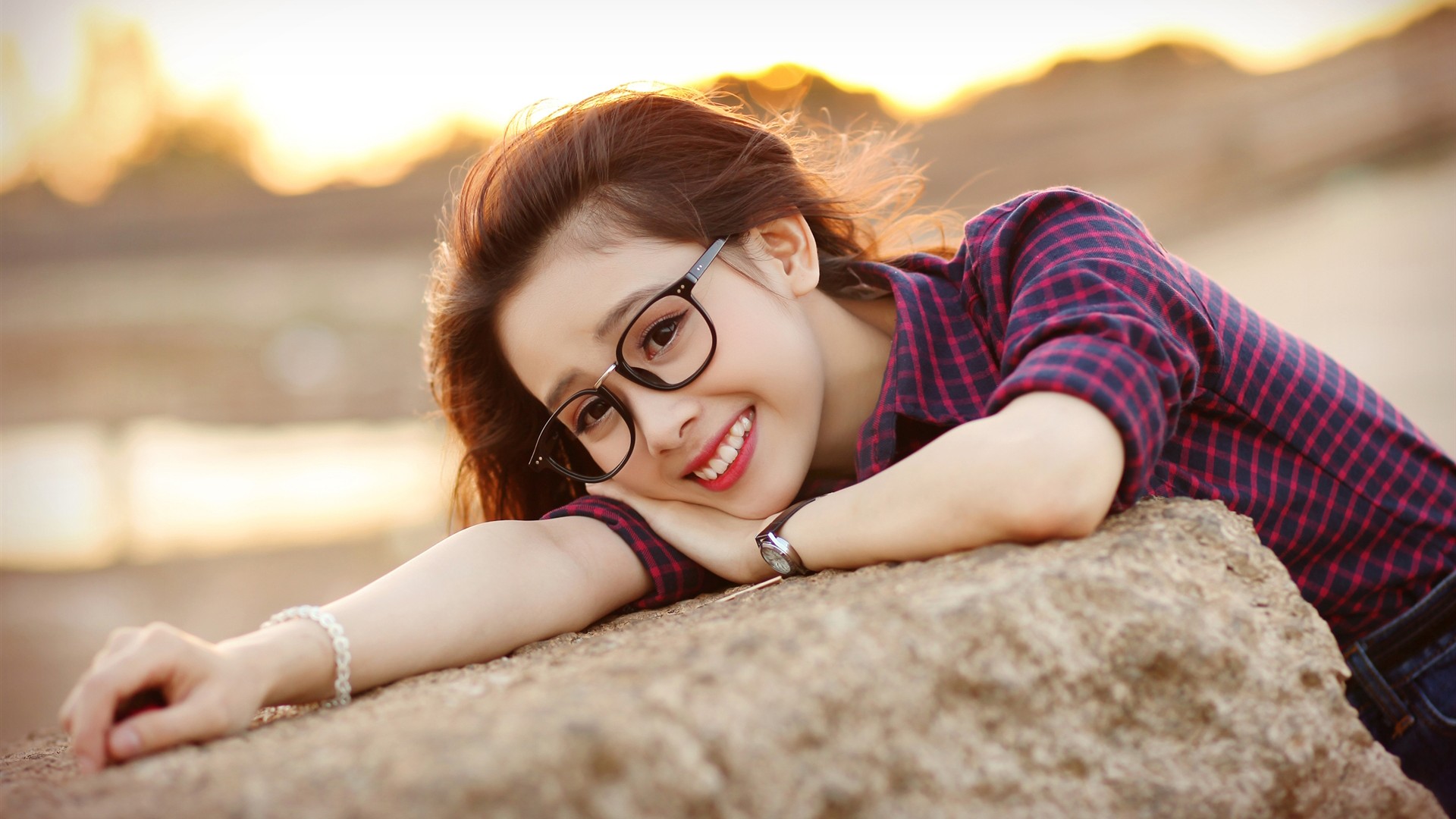 眼镜女孩桌面壁纸，温暖美女风，免费高清下载