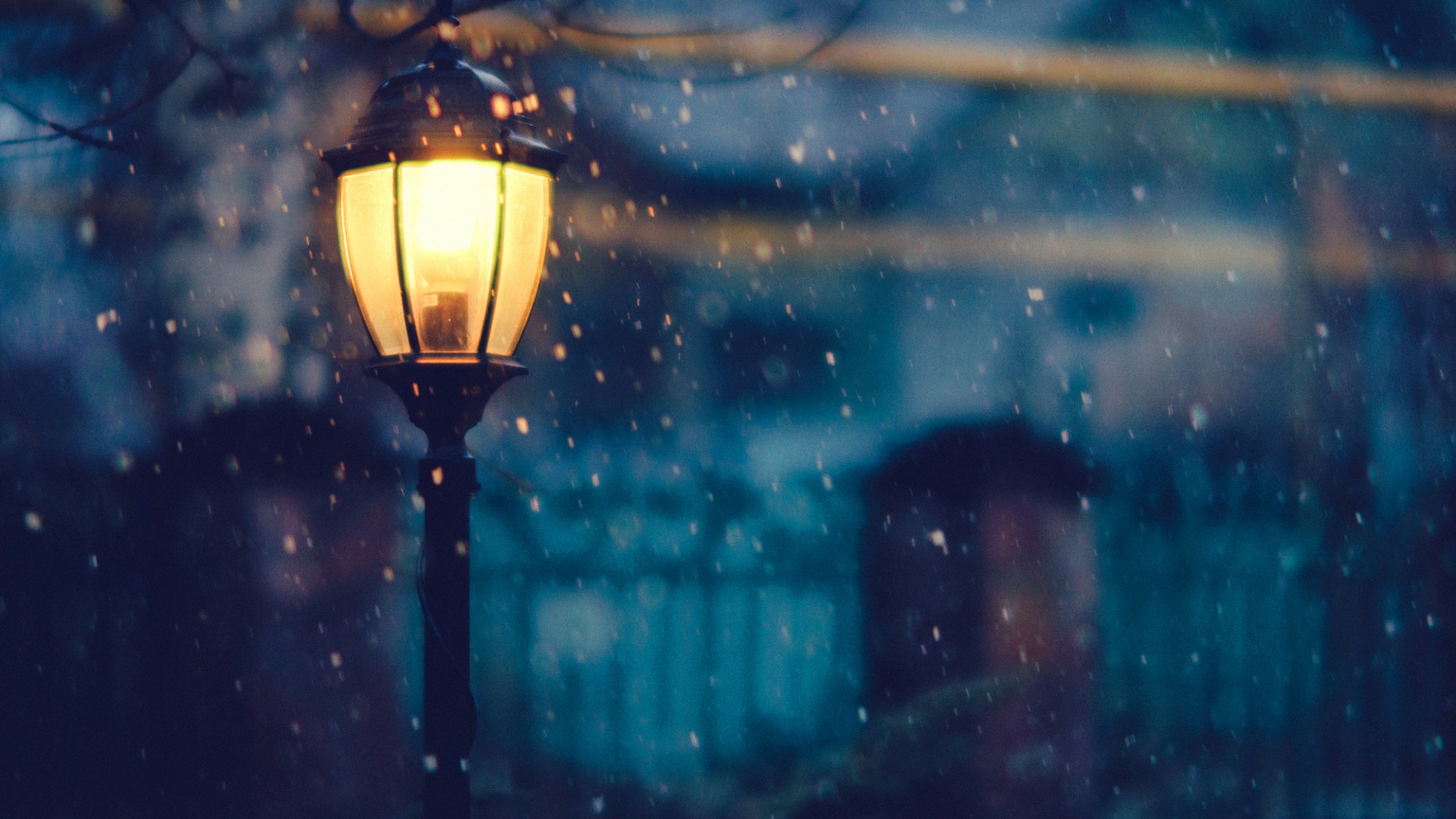 免费下载，路灯映雪夜景，绝美桌面壁纸，风景如画不容错过！
