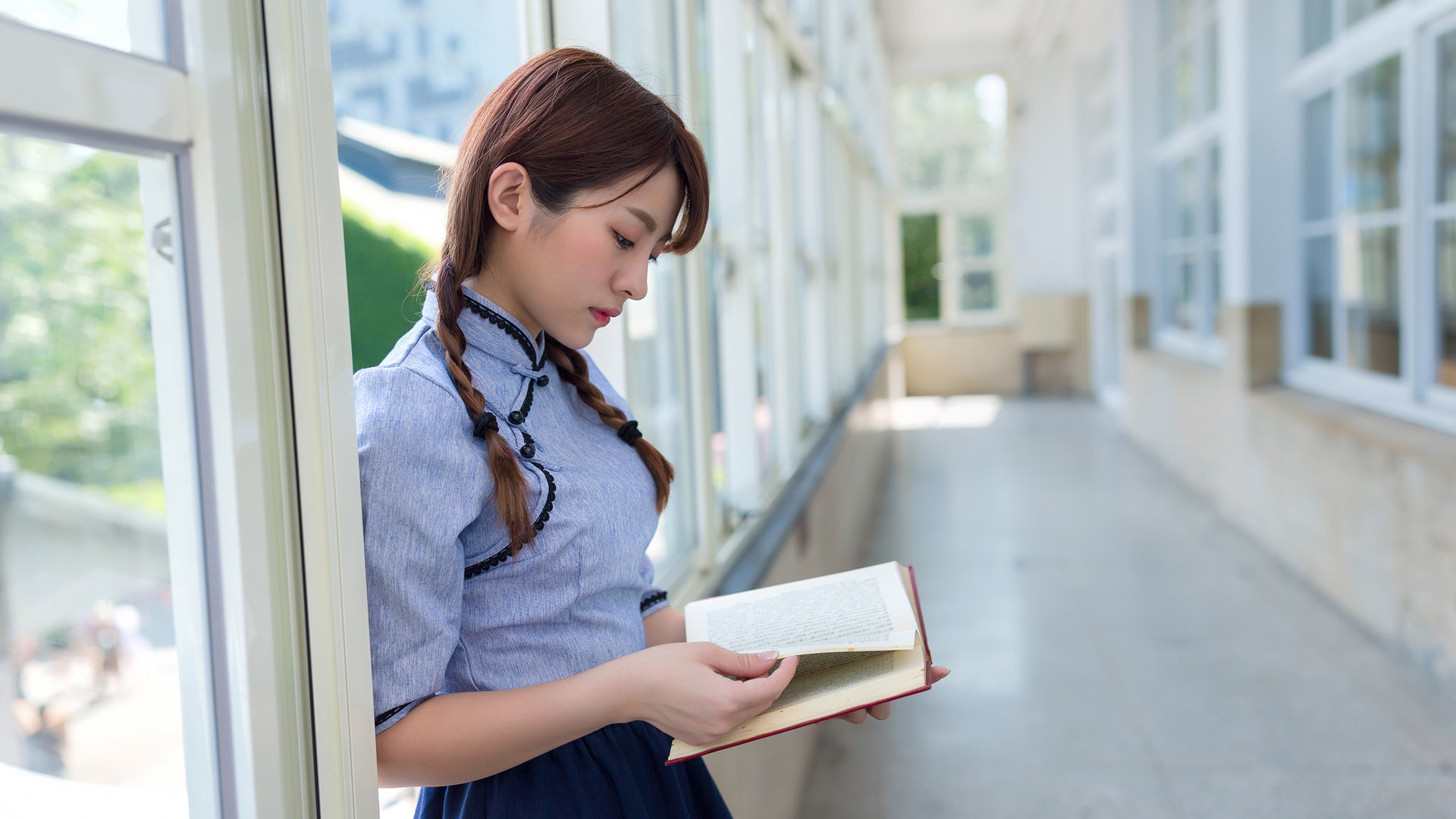 文静美女走廊漫步，服装书卷气，清纯美女桌面壁纸免费下载