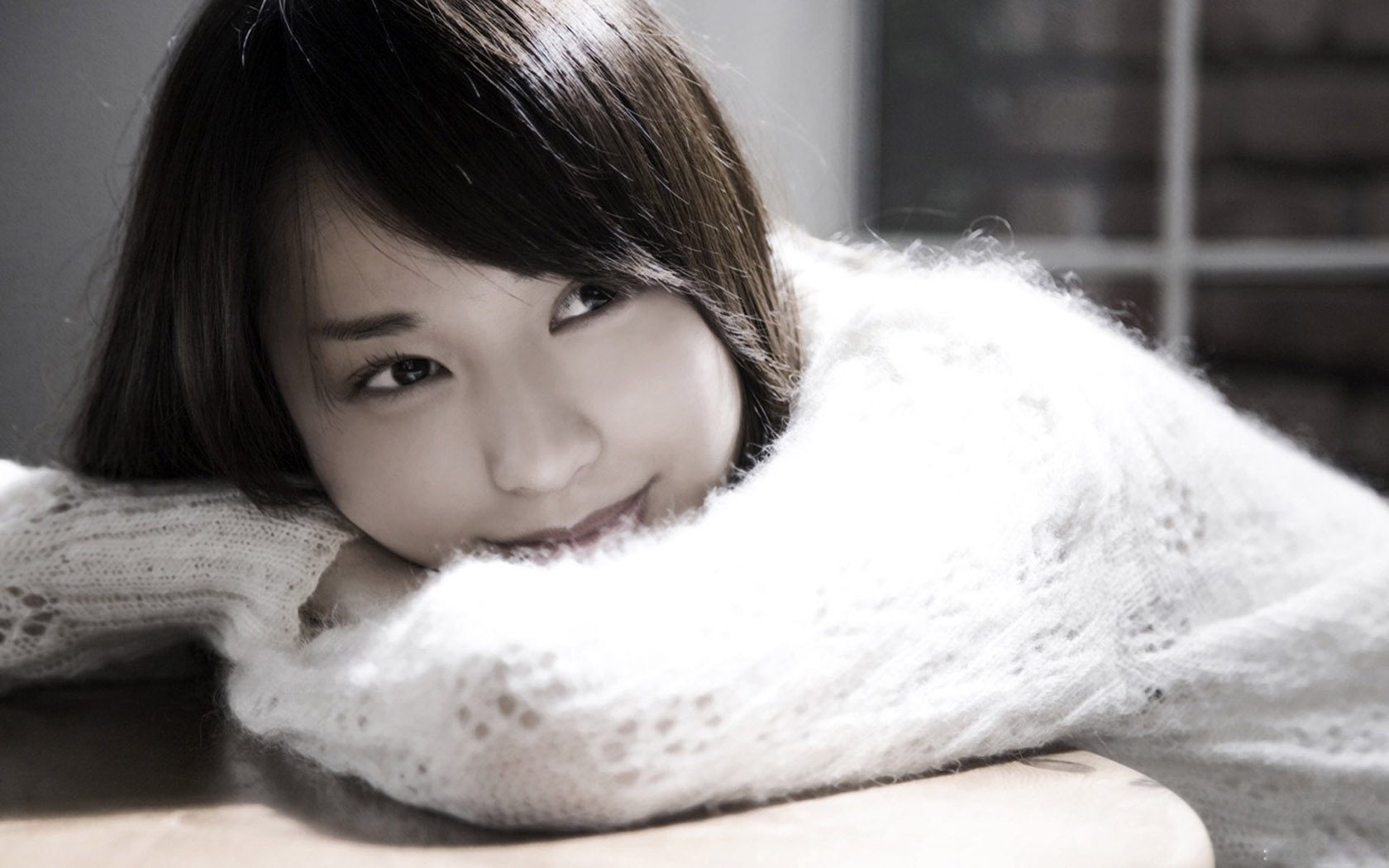 灰色美女桌面壁纸