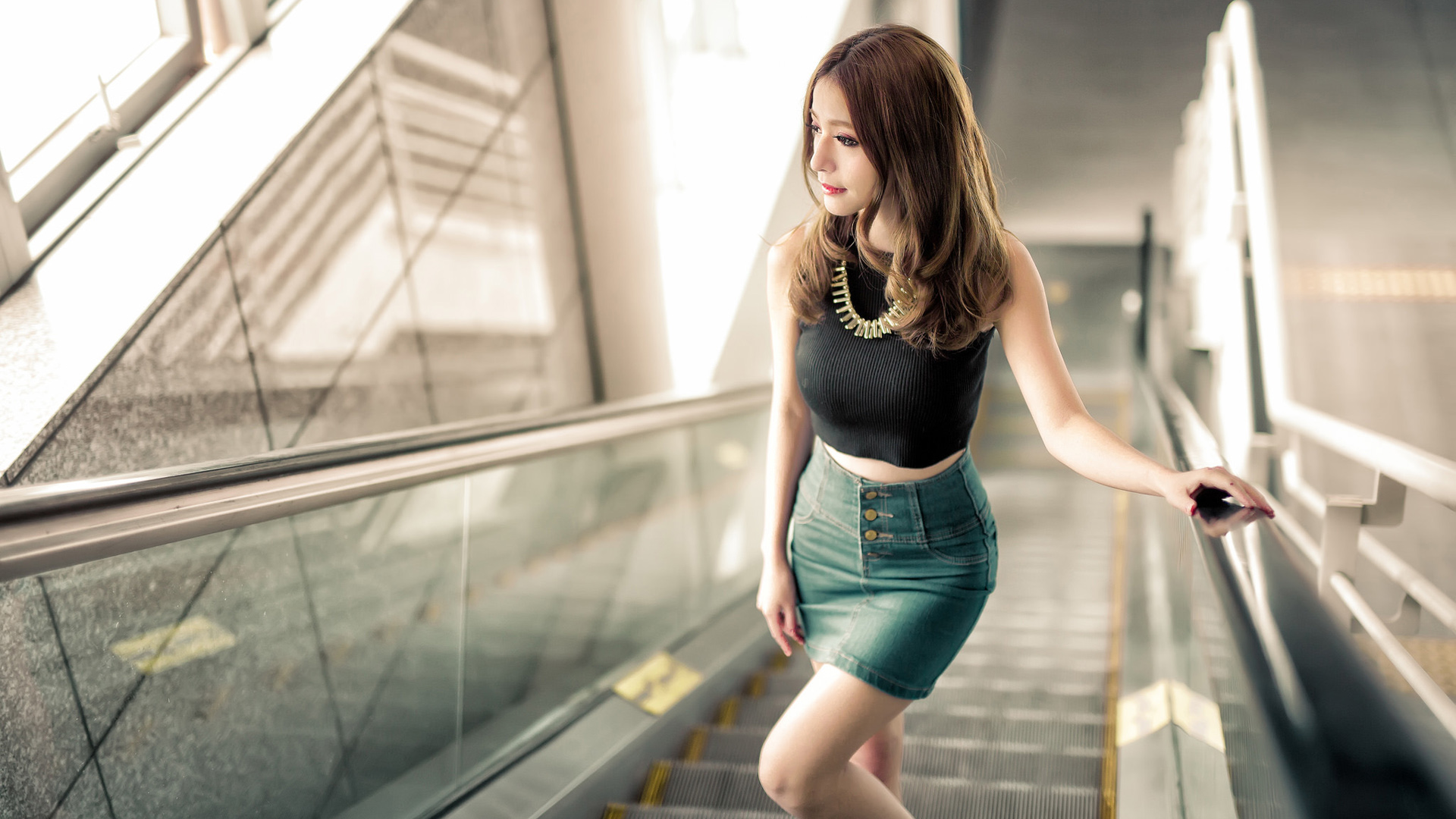 陈予电梯美女心情壁纸，免费下载高清桌面背景，点亮你的电脑心情！