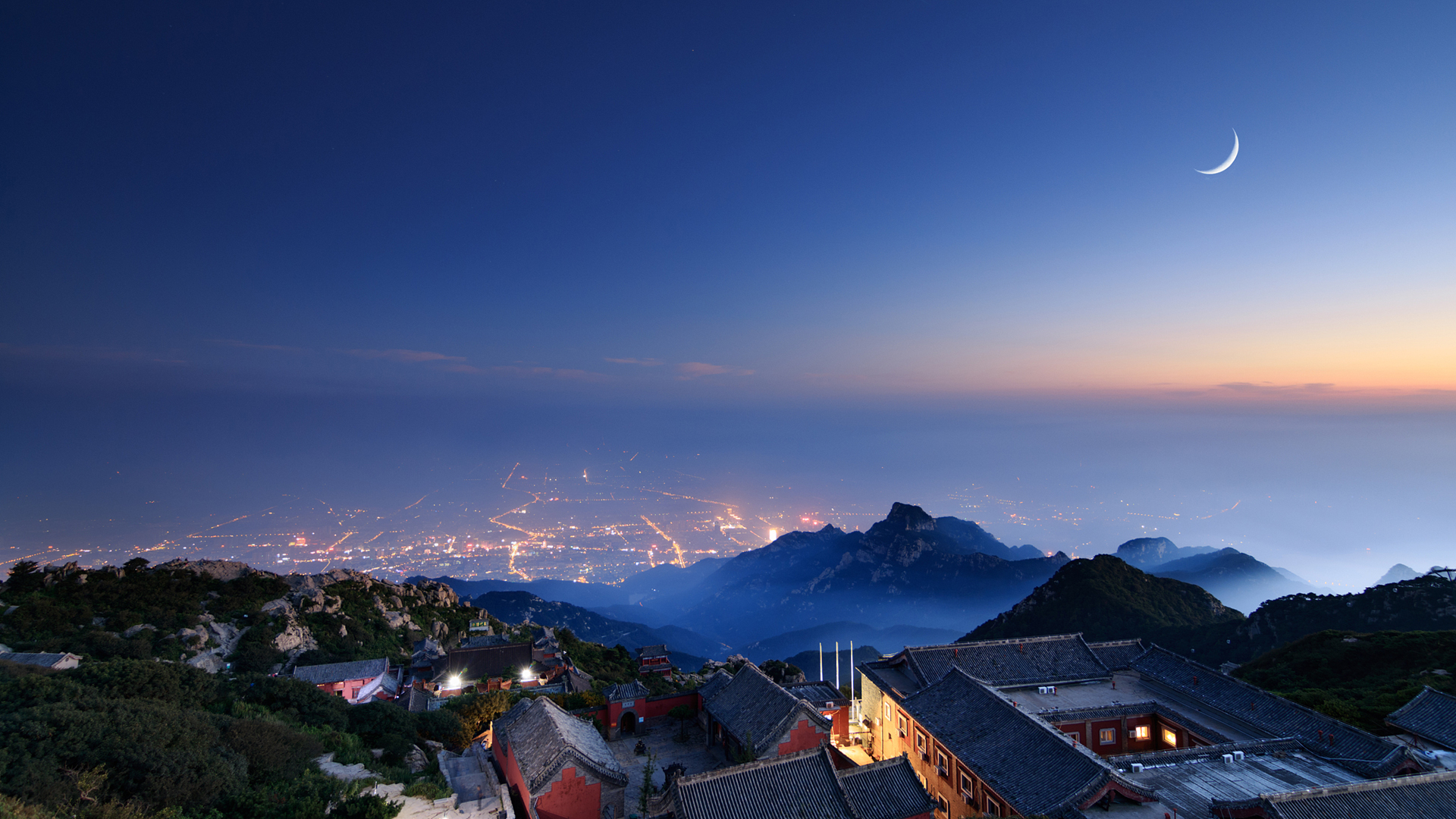 绝美夜景壁纸，月光洒落山间，城市灯火辉煌，免费下载高清风景电脑壁纸