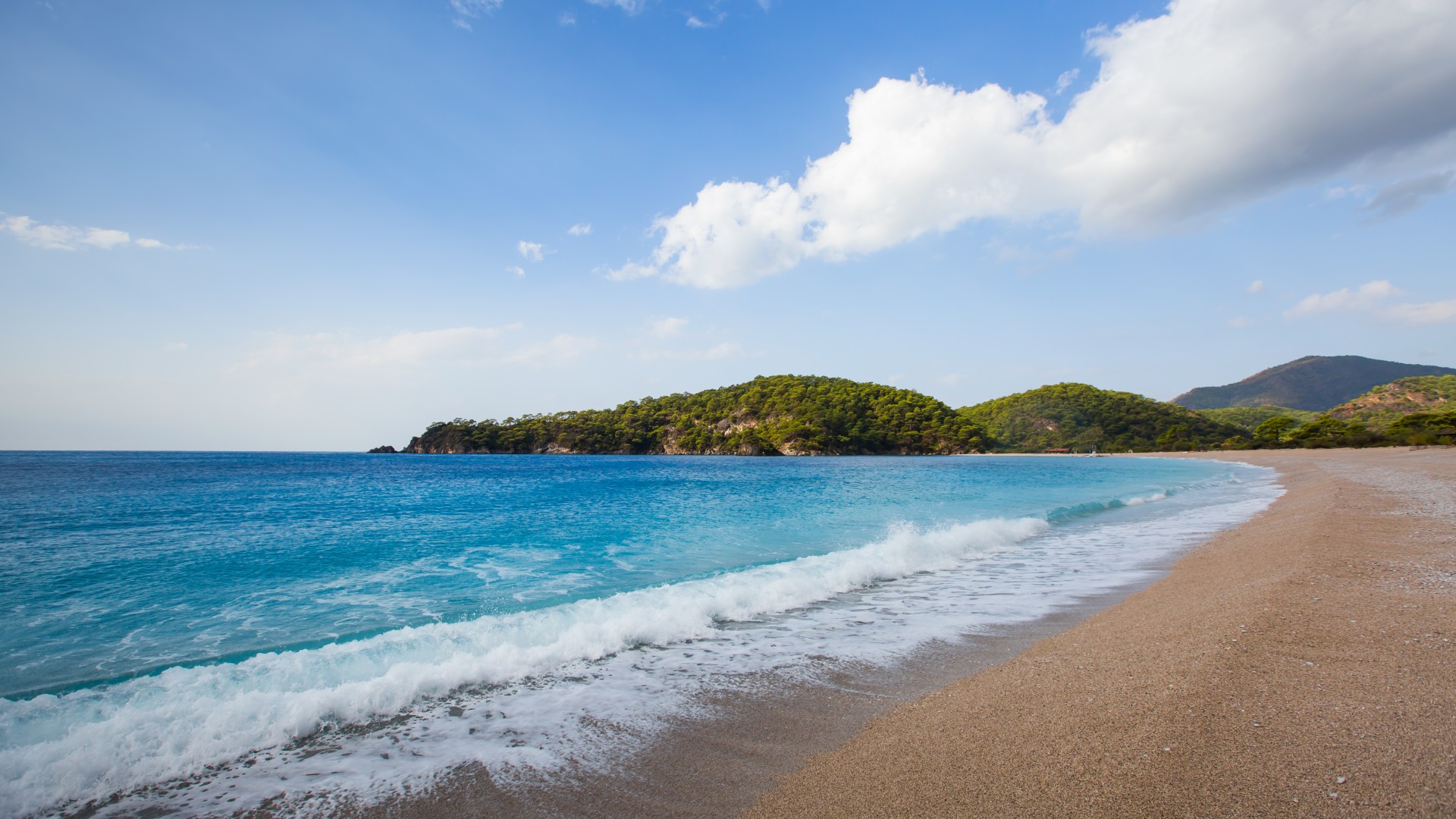 夏日海滩天堂，湛蓝海域与细腻沙岸绝美风景壁纸，免费下载！