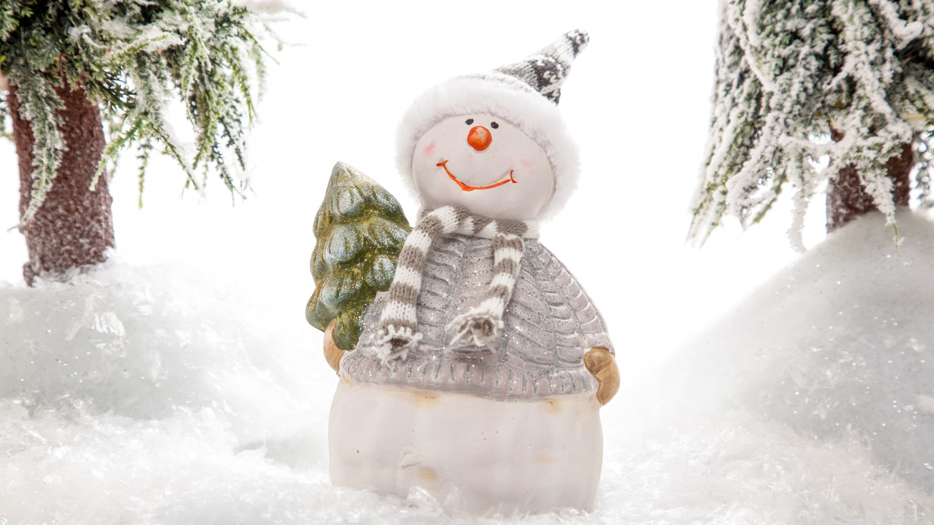 可爱雪人戴帽站树下，精美桌面壁纸免费下载