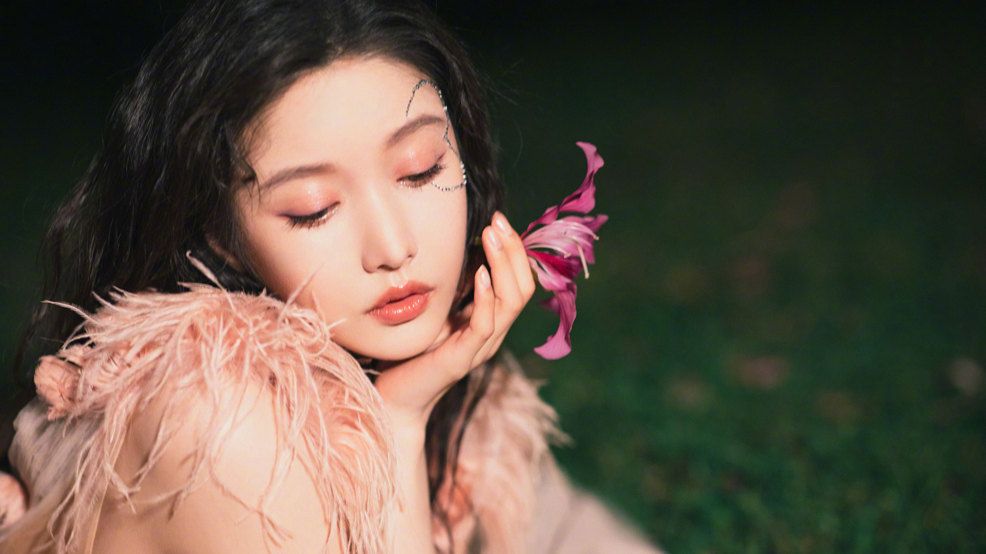 姜贞羽绝美高清电脑壁纸，免费下载尽享视觉盛宴！