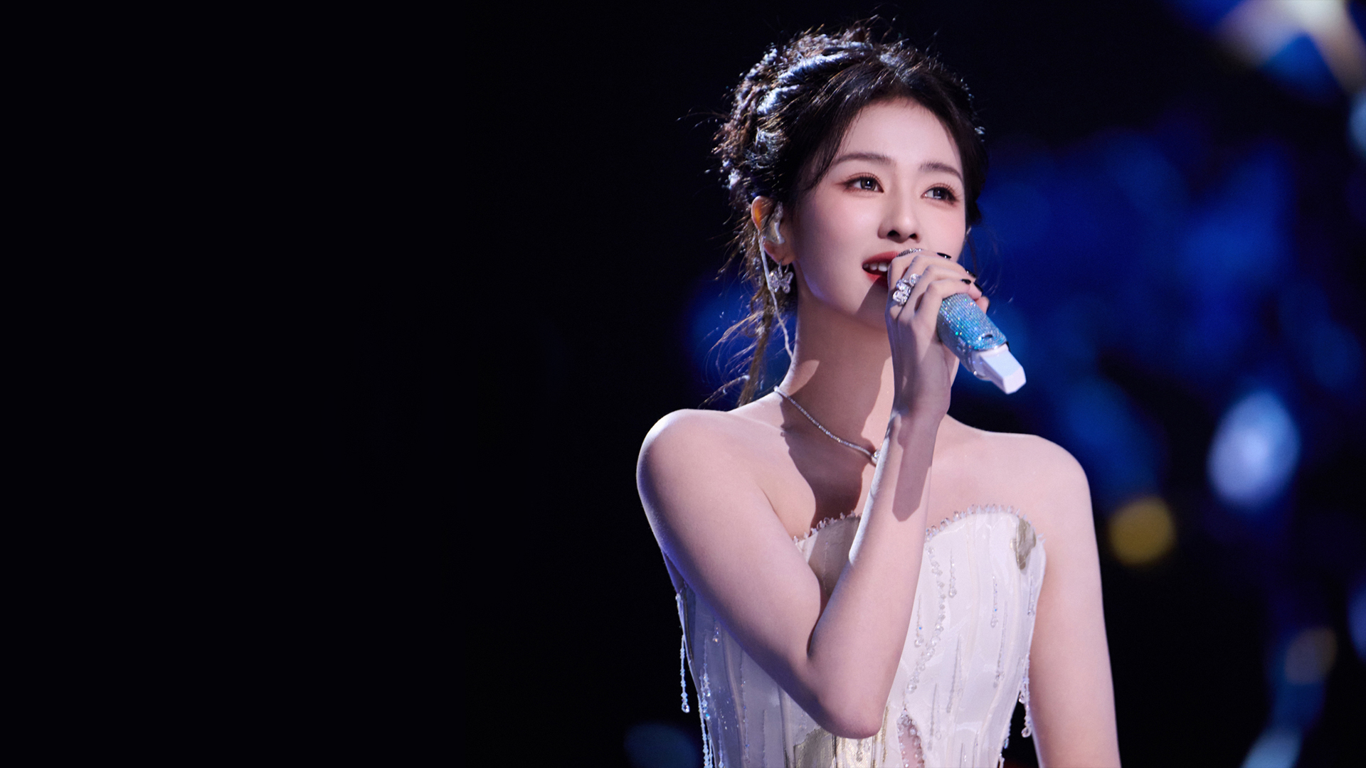 白鹿身着白裙倾情演唱 高清美女电脑壁纸免费下载