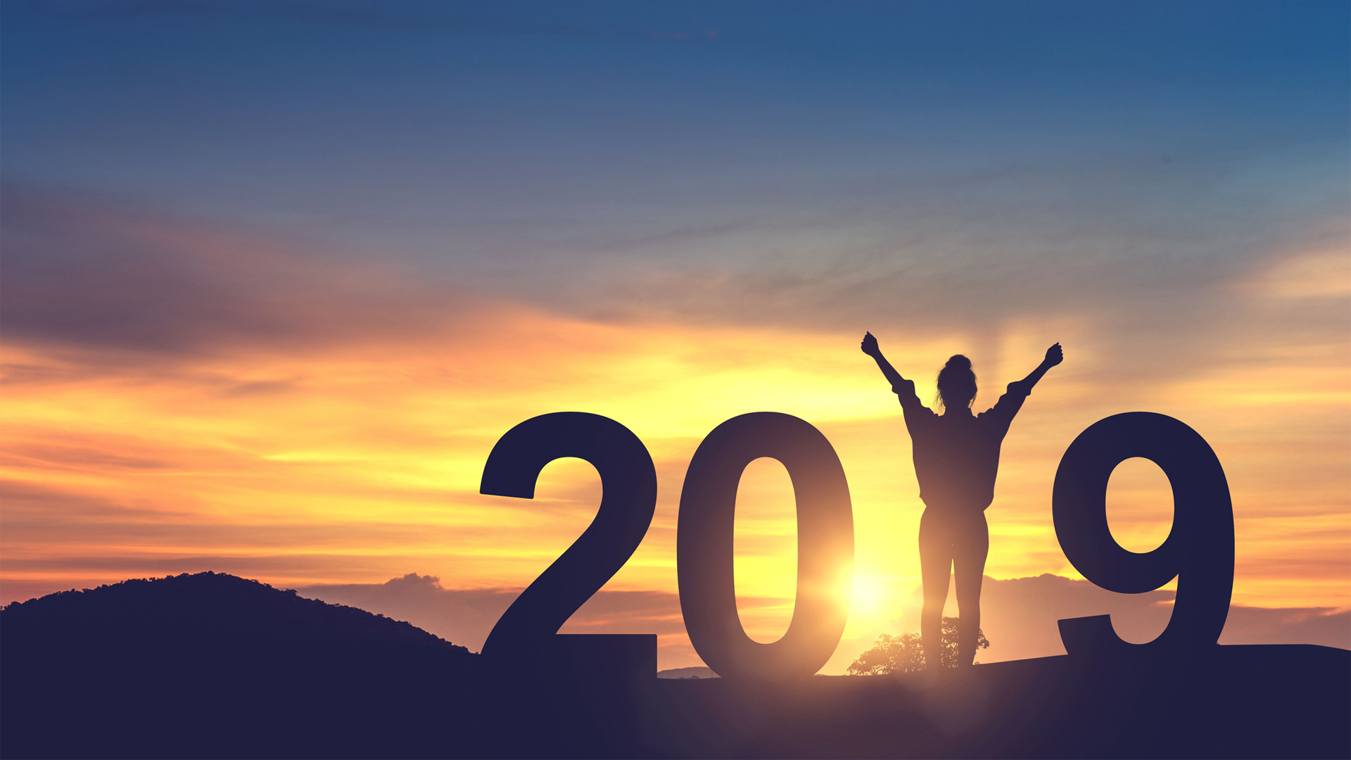 2019新年自由年轻女子山景壁纸，免费电脑节日壁纸下载