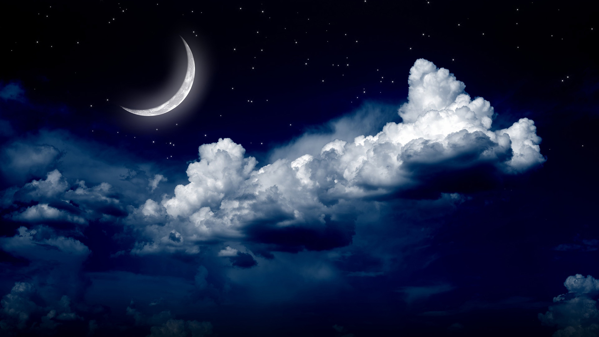 【免费下载】深蓝星空夜晚壁纸，云层簇拥月亮，绝美风景装点你的电脑桌面