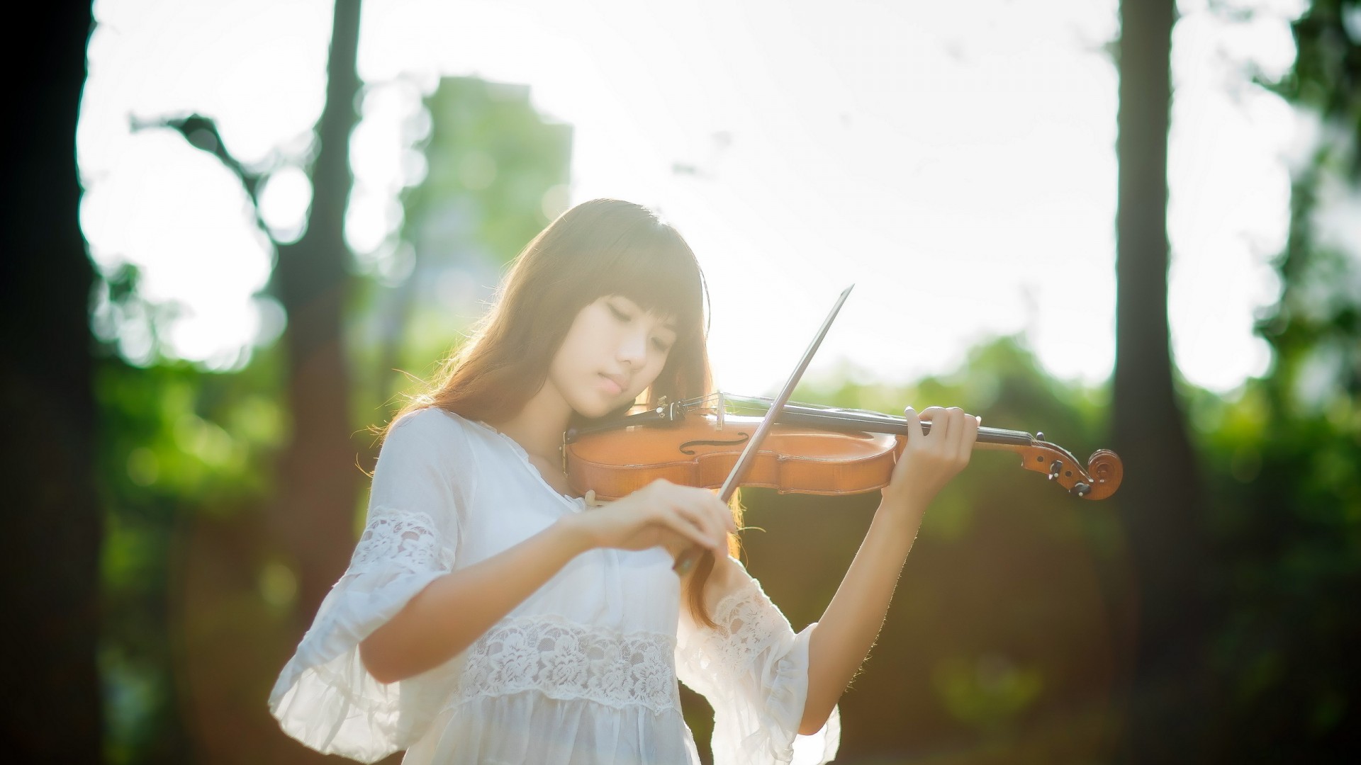 女孩小提琴独奏，沉醉音乐之美，唯美小清新壁纸免费下载