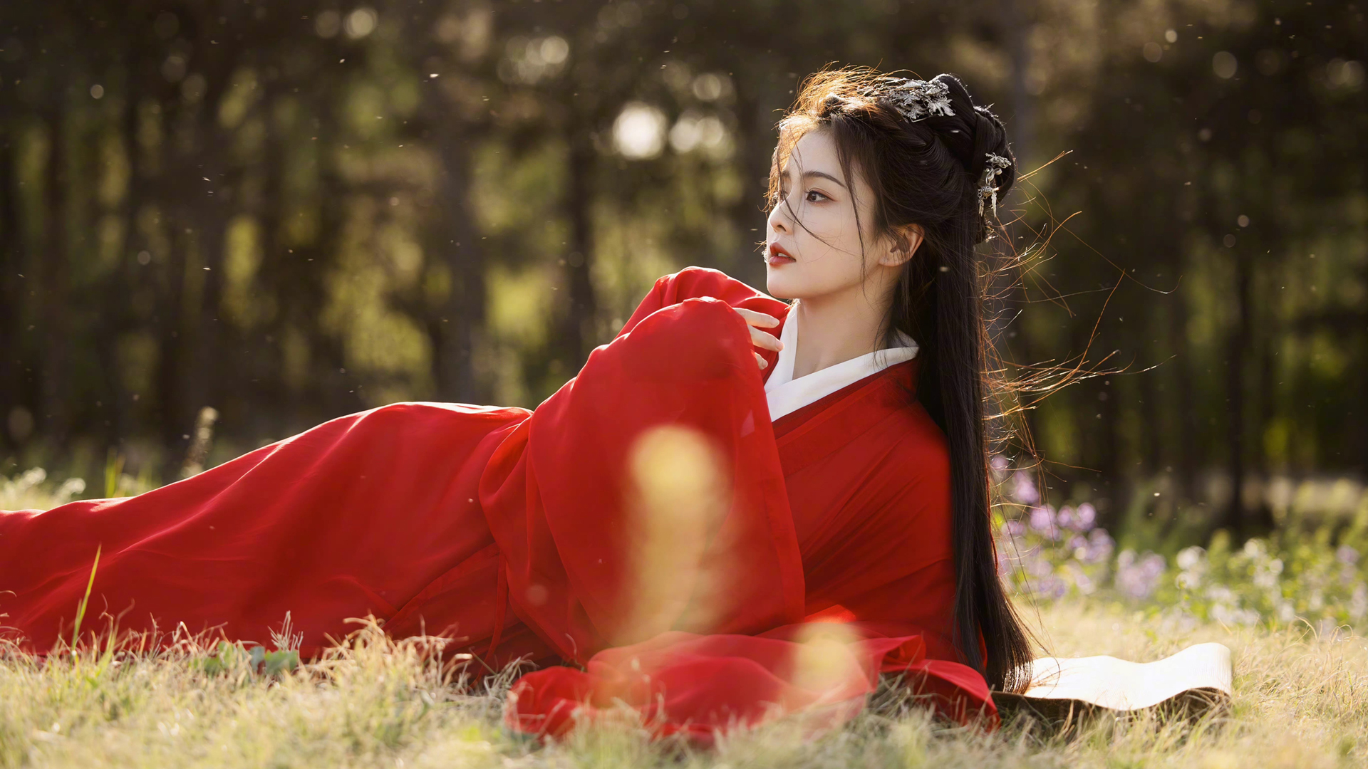 红色古装美女白鹿，精选壁纸免费下载，装点你的电脑桌面