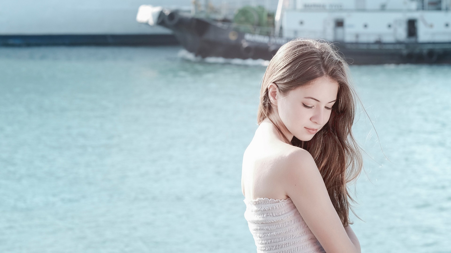 邻家天使美背女孩，阳光秀发桌面壁纸，免费下载！