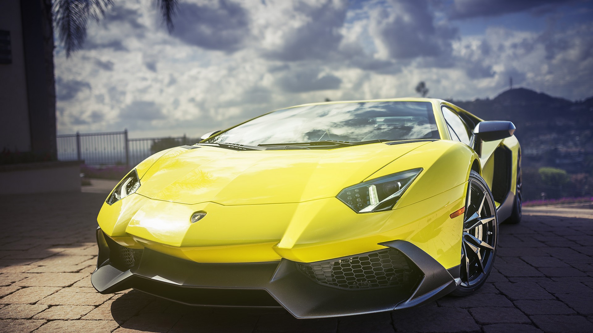 兰博基尼Aventador黄色超级跑车，高清壁纸免费下载，打造炫酷电脑桌面