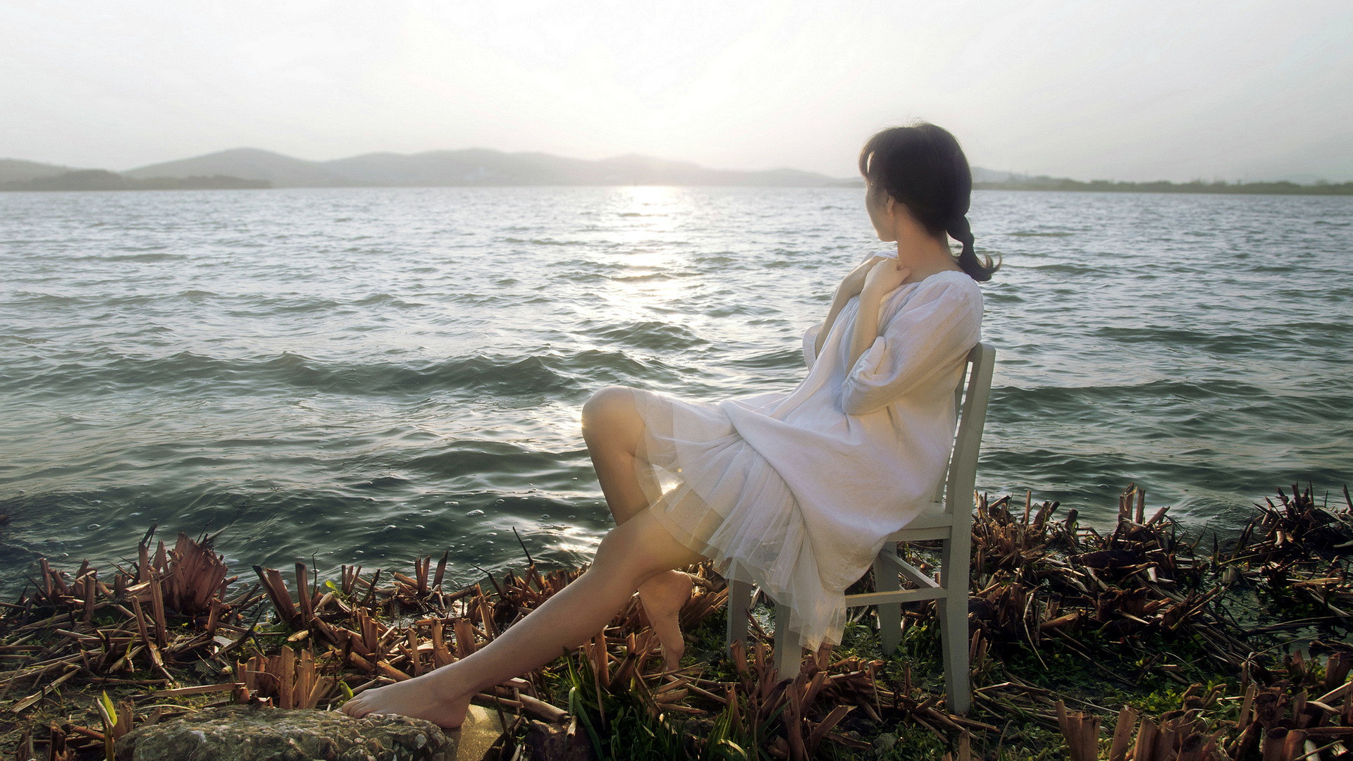 唯美海边女孩壁纸，白裙飘舞，椅子相伴，感受海风轻拂的惬意心情